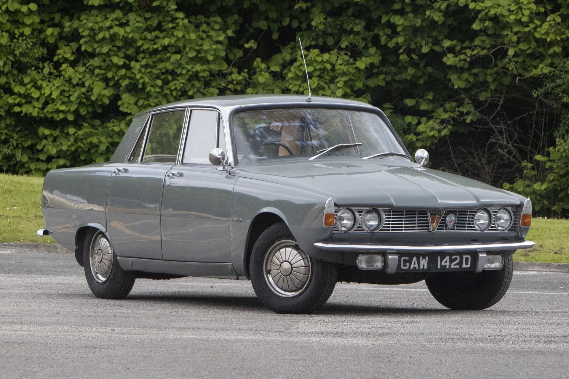 Right front 3q view of a gray 1966 Rover 2000 (P6)