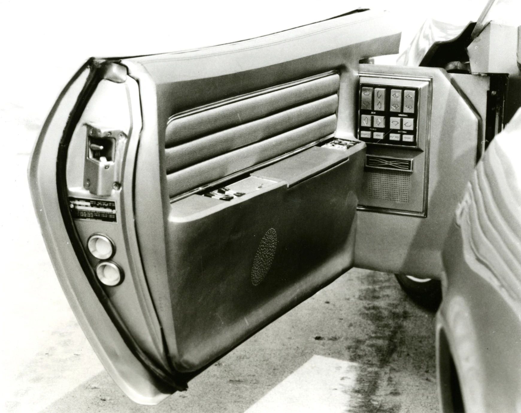 1968 Ford Techna Concept Car: Retro-Future Anachronism With A Weird Offset Driveshaft And Power Doors 16 B&W photo of the driver's door of the 1968 Ford Techna concept car