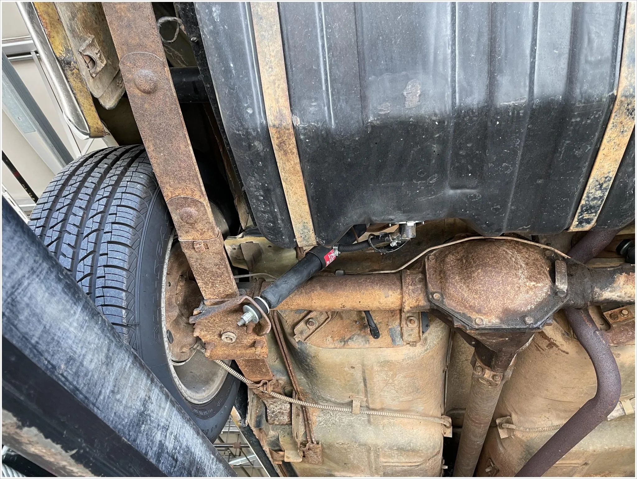 Fuel tank and rear axle of a 1971 Ford Pinto