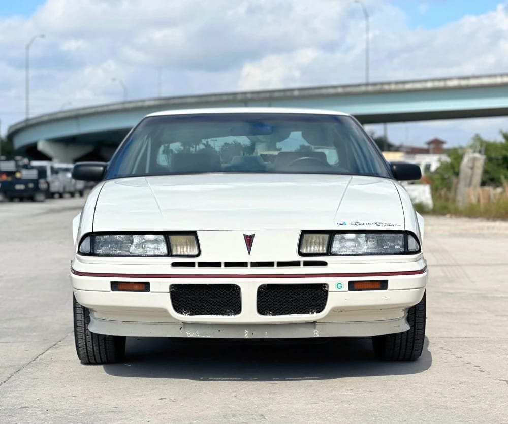 Front view of a white 1989 Pontiac Grand Prix SE
