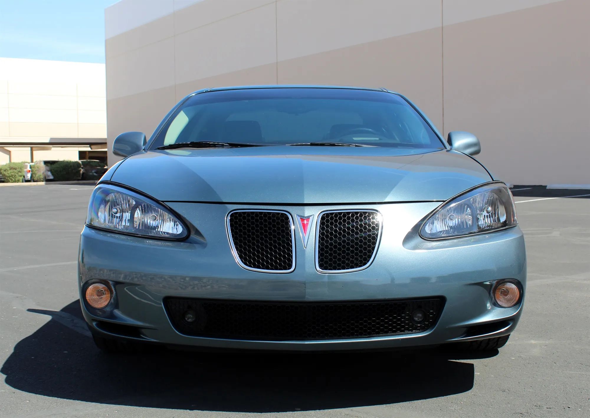 Front view of a gray 2006 Pontiac Grand Prix sedan