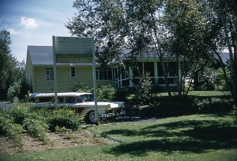 Vintage Photos Of 1950s Suburbs – And The Cars That Filled Their Driveways 7 Captura de pantalla 2025 02 12 00.03.09