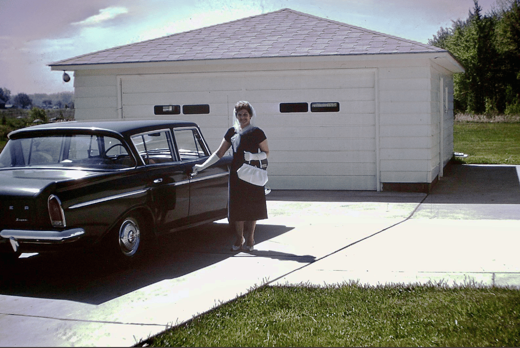 Vintage Photos Of 1950s Suburbs – And The Cars That Filled Their Driveways 8 Captura de pantalla 2025 10 11 13.16.36 e1762467214922