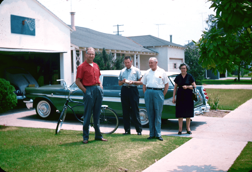Vintage Photos Of 1950s Suburbs – And The Cars That Filled Their Driveways 5 Captura de pantalla 2025 10 18 02.15.36