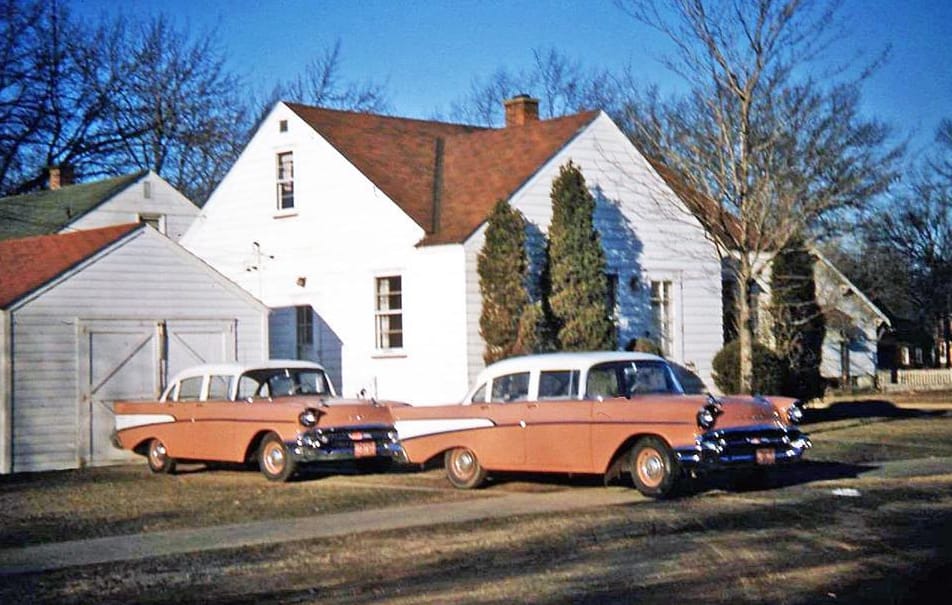 Vintage Photos Of 1950s Suburbs – And The Cars That Filled Their Driveways 4 Captura de pantalla 2025 10 26 23.28.24