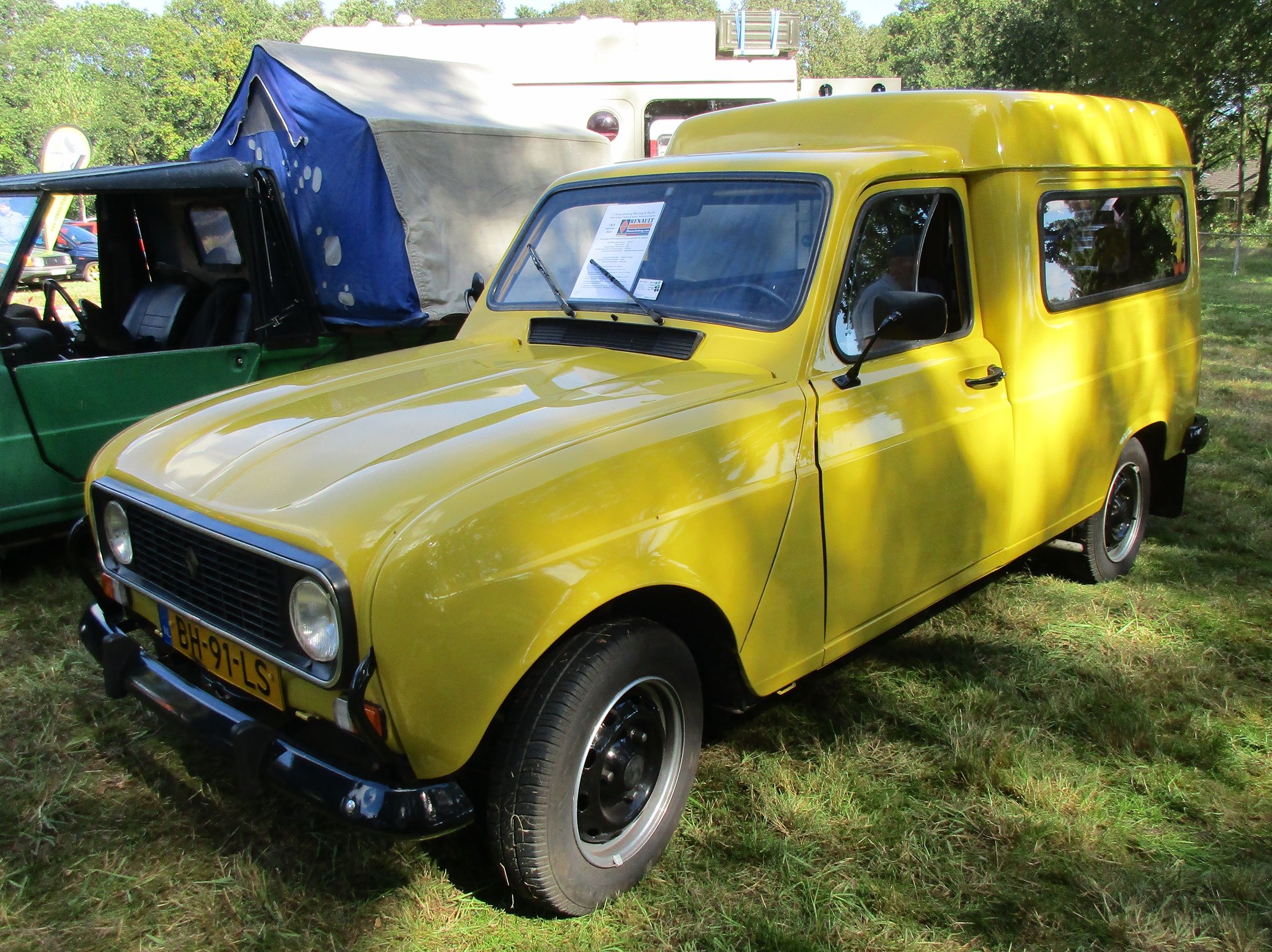 Car Show Outtakes: Four Renault 4 Fourgonnettes 10 Renaultoloog 2024 - 1983 Renault 4 F6 Fourgonnette - 1