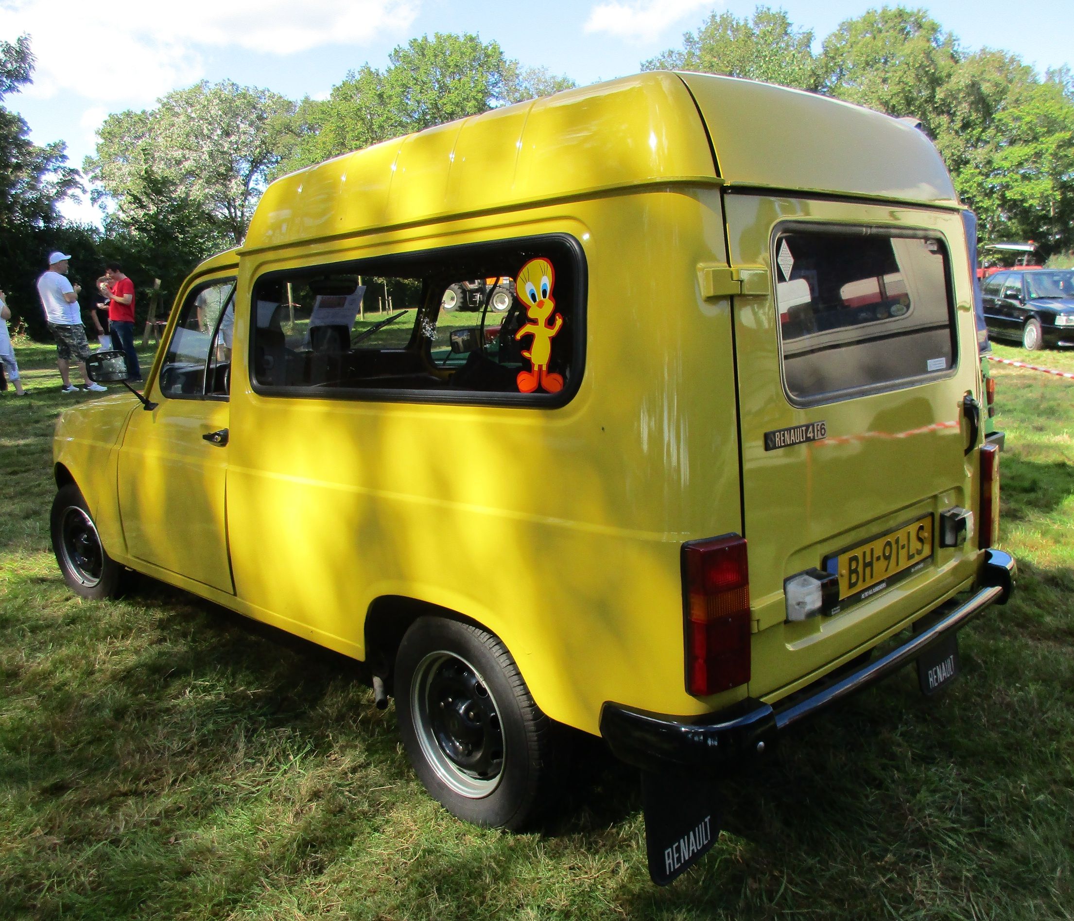 Car Show Outtakes: Four Renault 4 Fourgonnettes 11 Renaultoloog 2024 - 1983 Renault 4 F6 Fourgonnette - 2