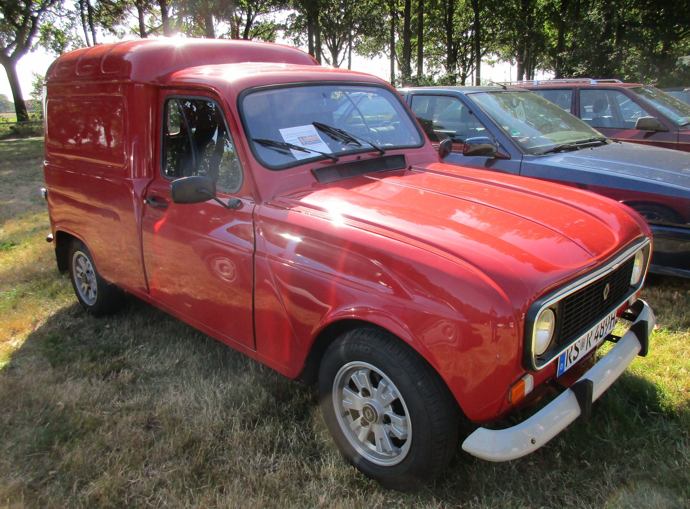 Car Show Outtakes: Four Renault 4 Fourgonnettes 1 Renaultoloog 2025 - 1989 Renault 4 F4 Fourgonnette - 1