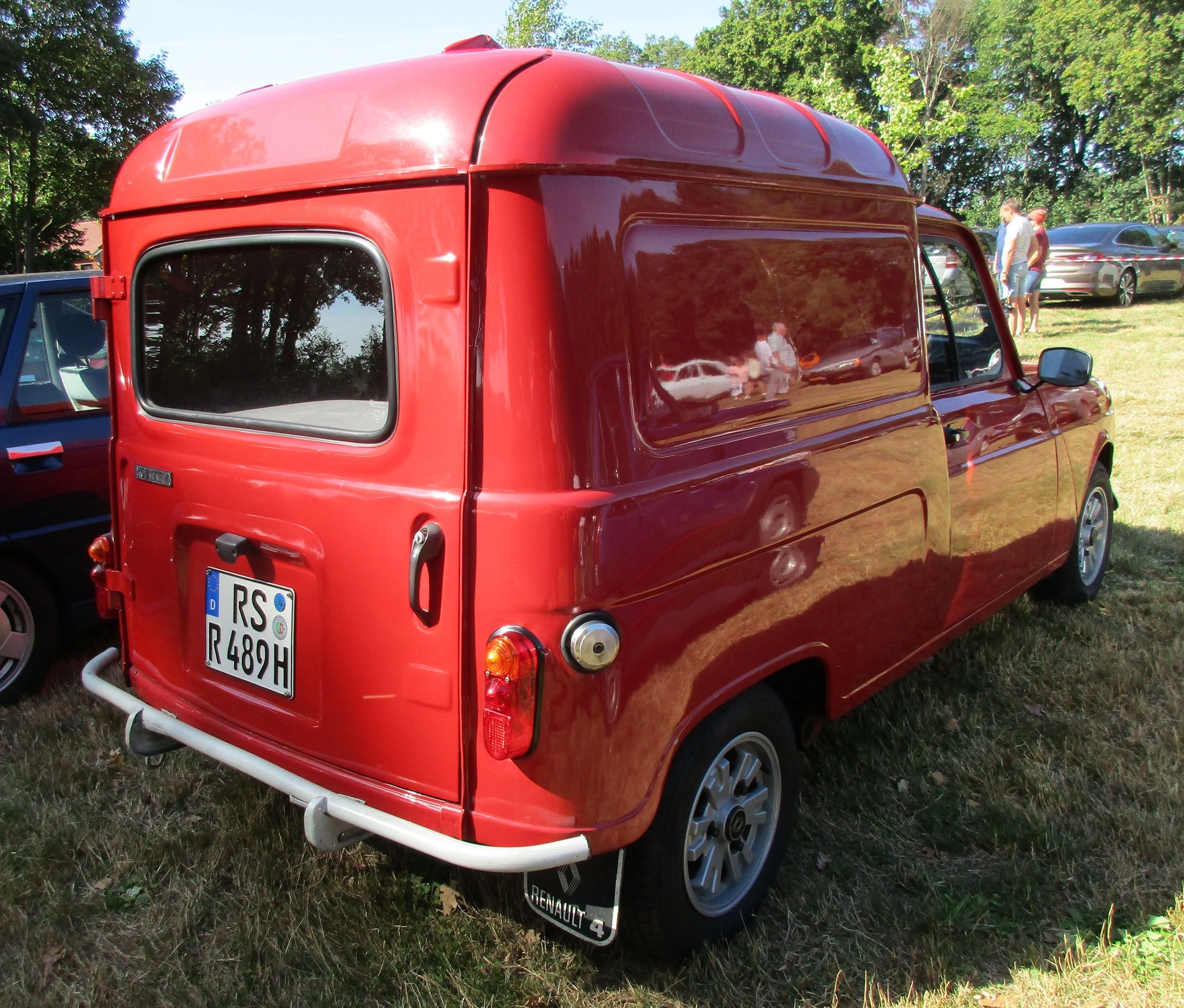 Car Show Outtakes: Four Renault 4 Fourgonnettes 4 Renaultoloog 2025 - 1989 Renault 4 F4 Fourgonnette - 4