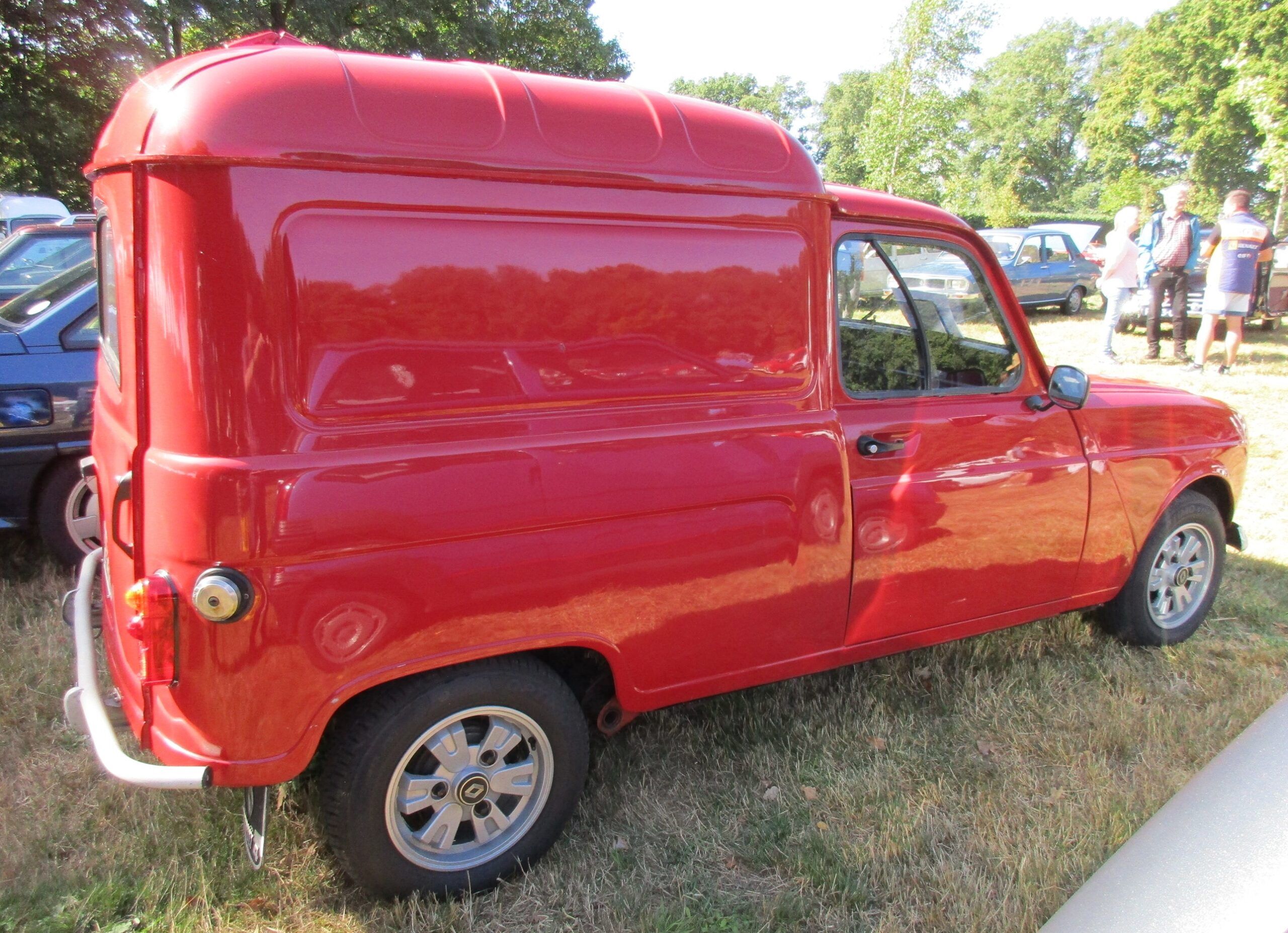 Car Show Outtakes: Four Renault 4 Fourgonnettes 3 Renaultoloog 2025 - 1989 Renault 4 F4 Fourgonnette - 3