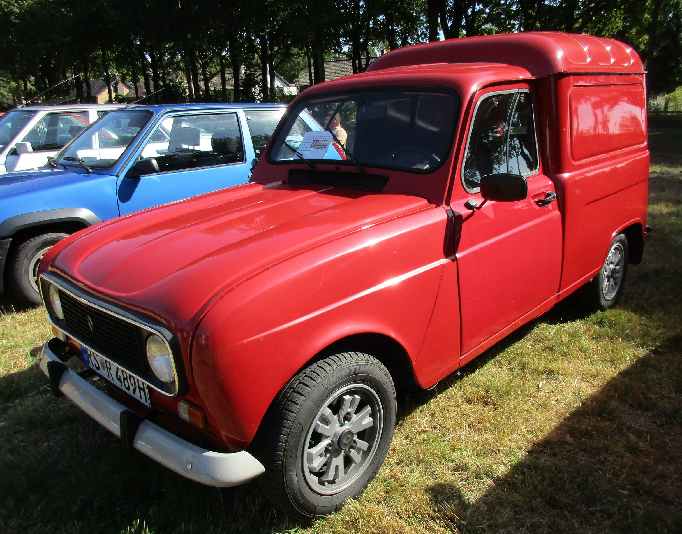 Car Show Outtakes: Four Renault 4 Fourgonnettes 2 Renaultoloog 2025 - 1989 Renault 4 F4 Fourgonnette - 2