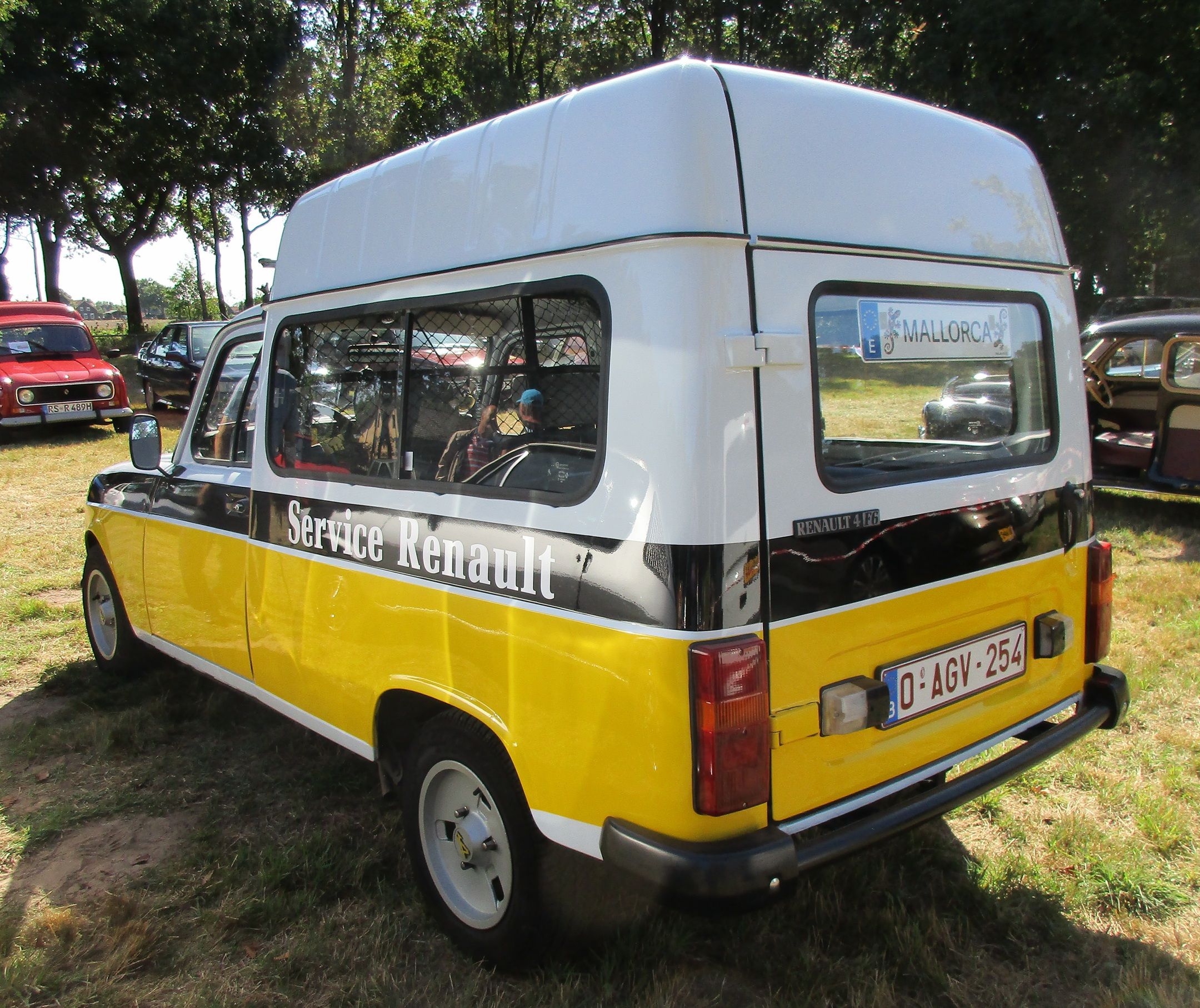 Car Show Outtakes: Four Renault 4 Fourgonnettes 15 Renaultoloog 2025 - Renault 4 F6 Fourgonnette with raised roof - 4
