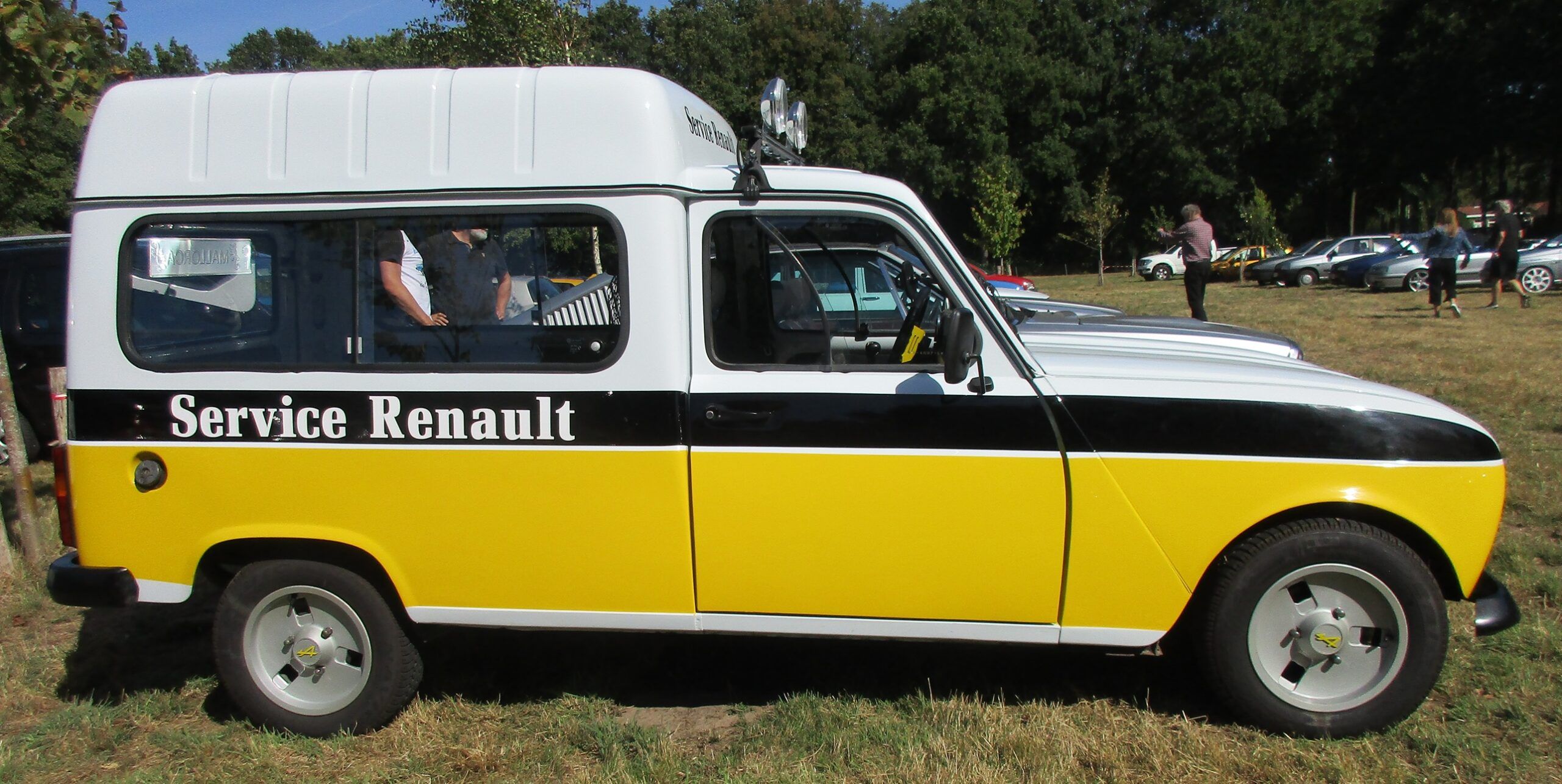 Car Show Outtakes: Four Renault 4 Fourgonnettes 13 Renaultoloog 2025 - Renault 4 F6 Fourgonnette with raised roof - 2