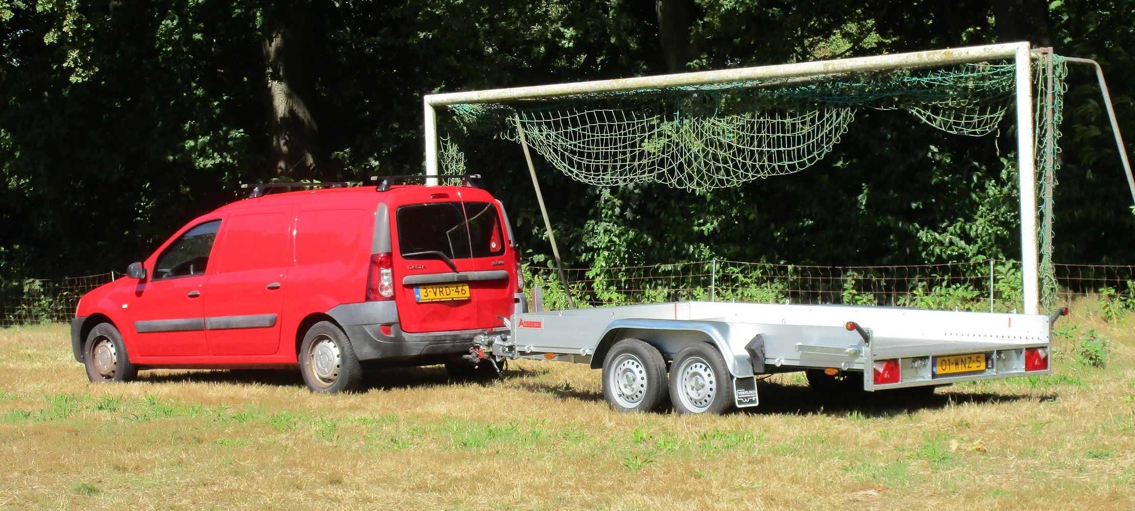 2011 Dacia Logan 1.6 Panel Van – KISS Principle 6 2011 Dacia Logan panel van with a 2025 Anssems trailer at the 2025 Renaultoloog Meeting & Market - 4