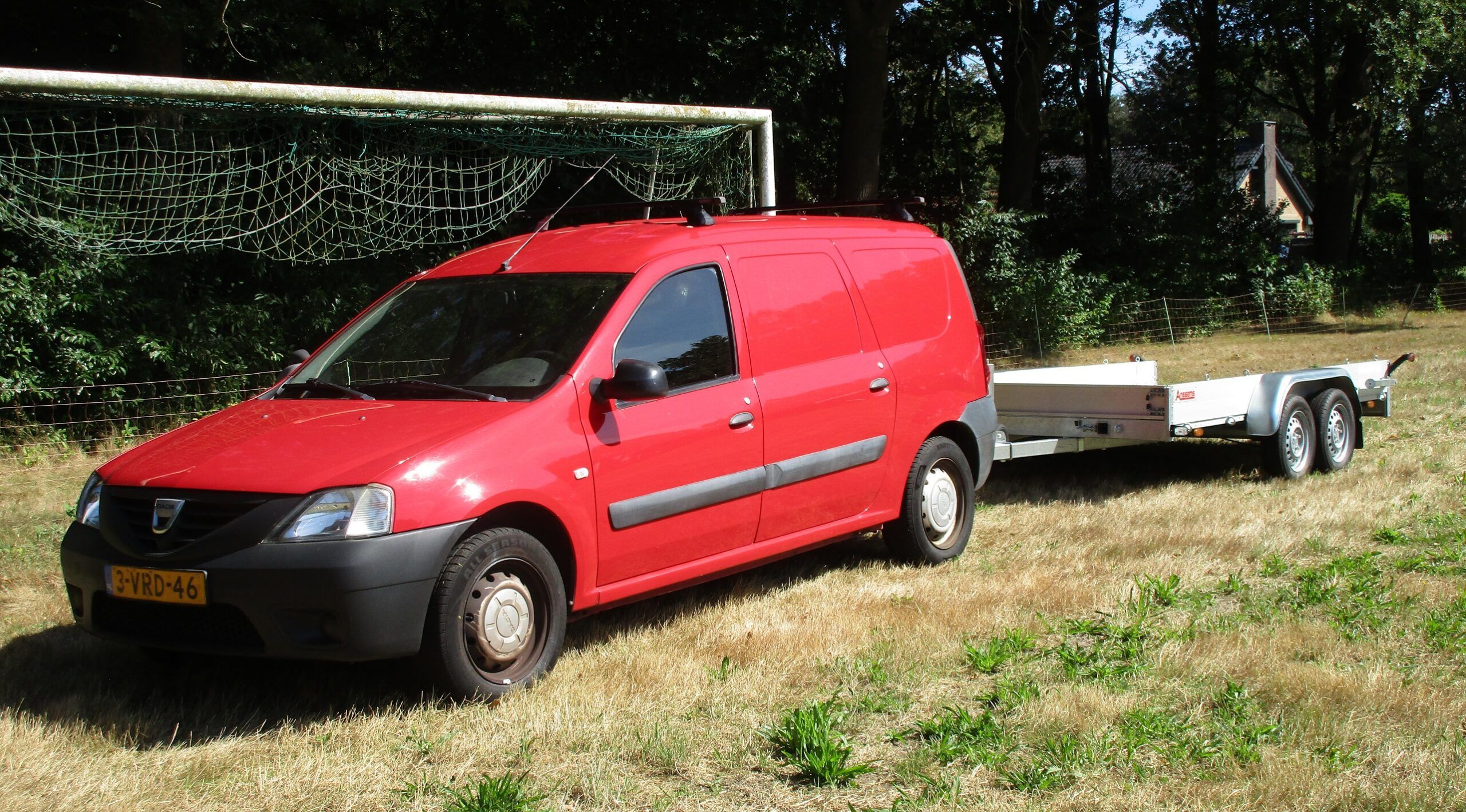 2011 Dacia Logan 1.6 Panel Van – KISS Principle 1 2011 Dacia Logan panel van with a 2025 Anssems trailer at the 2025 Renaultoloog Meeting & Market - 1