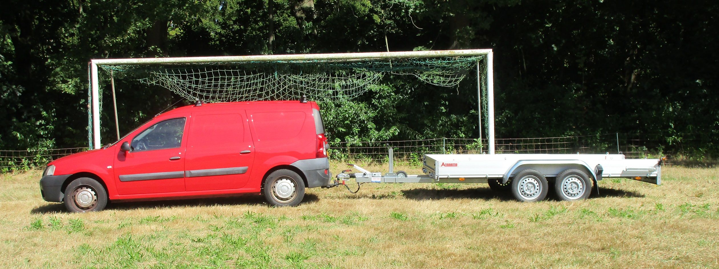 2011 Dacia Logan 1.6 Panel Van – KISS Principle 8 2011 Dacia Logan panel van with a 2025 Anssems trailer at the 2025 Renaultoloog Meeting & Market - 6