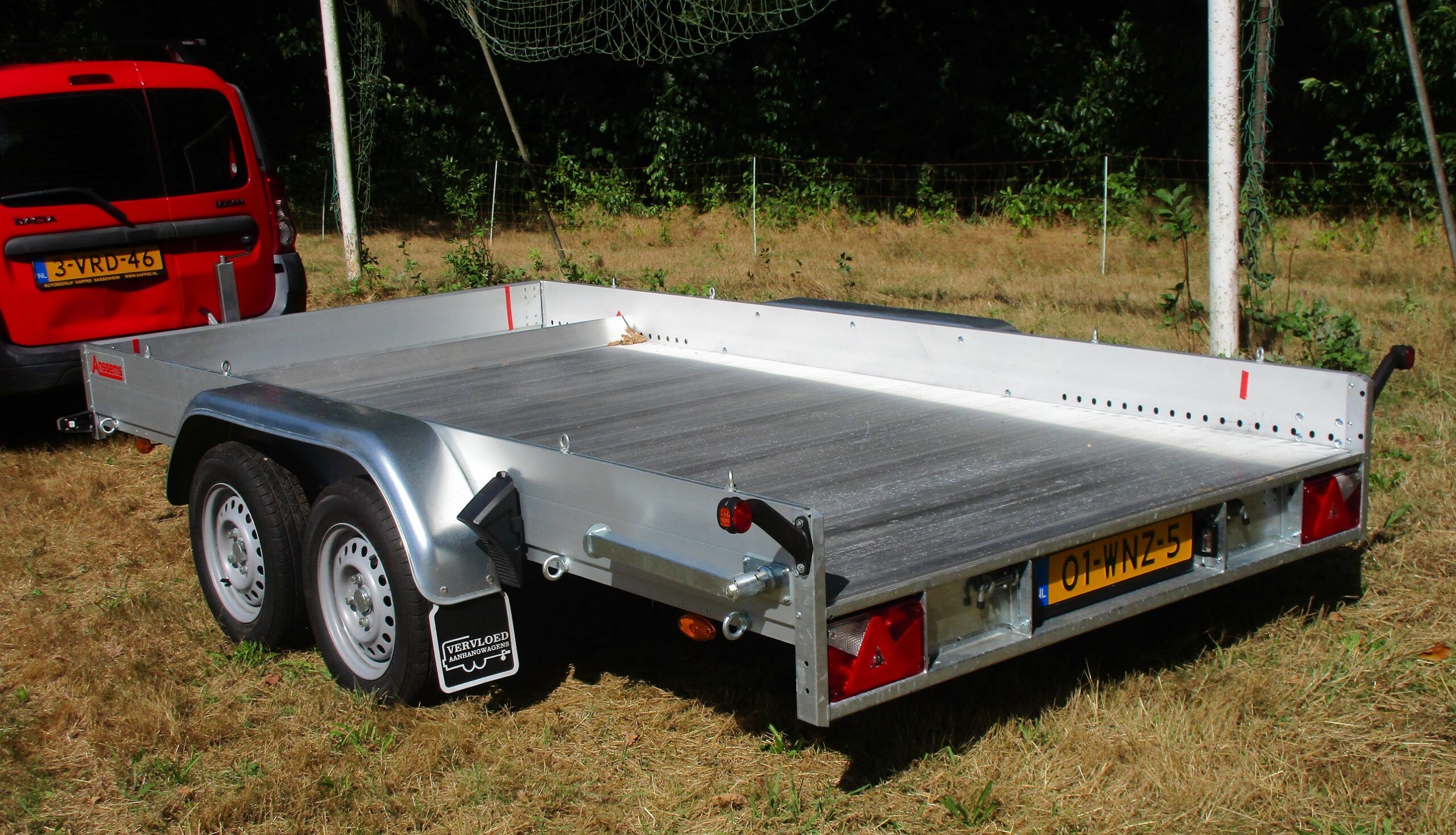 2011 Dacia Logan 1.6 Panel Van – KISS Principle 7 2011 Dacia Logan panel van with a 2025 Anssems trailer at the 2025 Renaultoloog Meeting & Market - 5