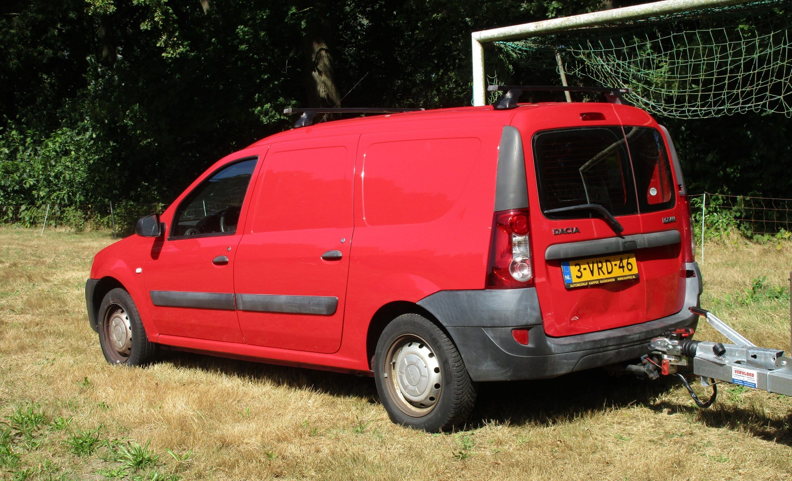 2011 Dacia Logan 1.6 Panel Van – KISS Principle 3 2011 Dacia Logan panel van with a 2025 Anssems trailer at the 2025 Renaultoloog Meeting & Market - 3