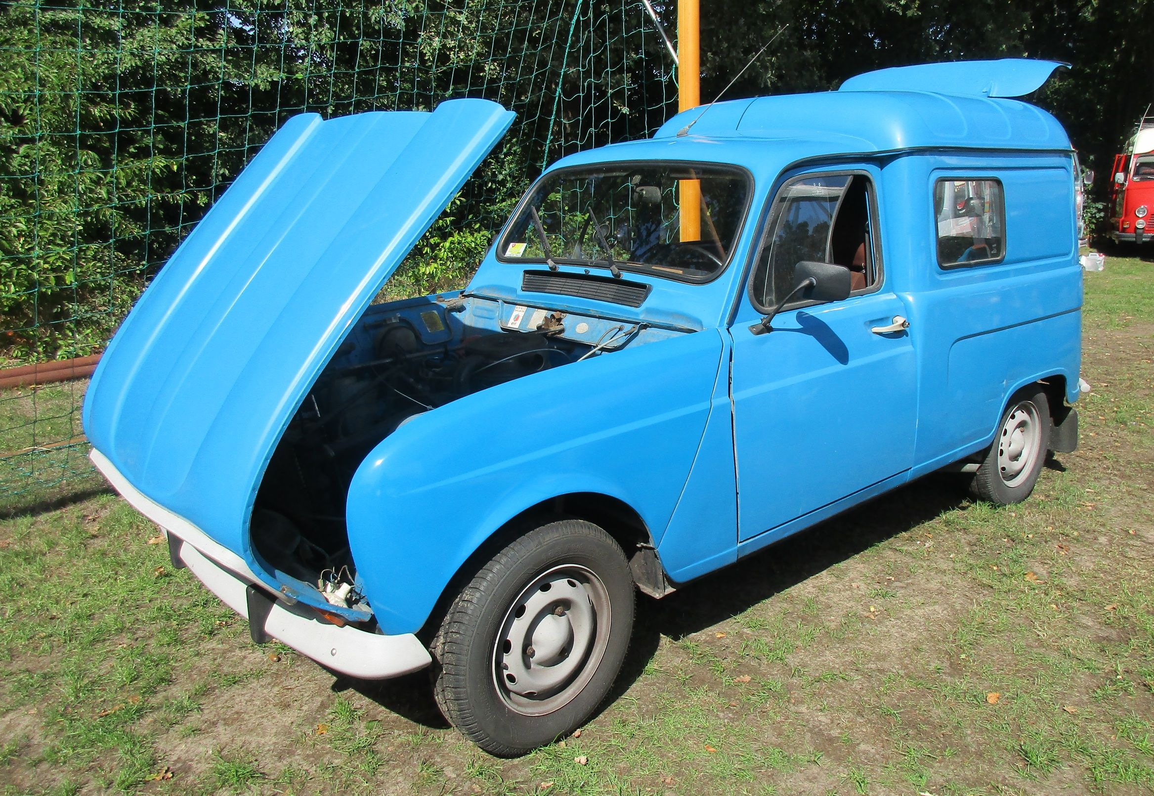 Car Show Outtakes: Four Renault 4 Fourgonnettes 5 Renaultoloog 2025 - 1984 Renault 4 F4 Fourgonnette - 1