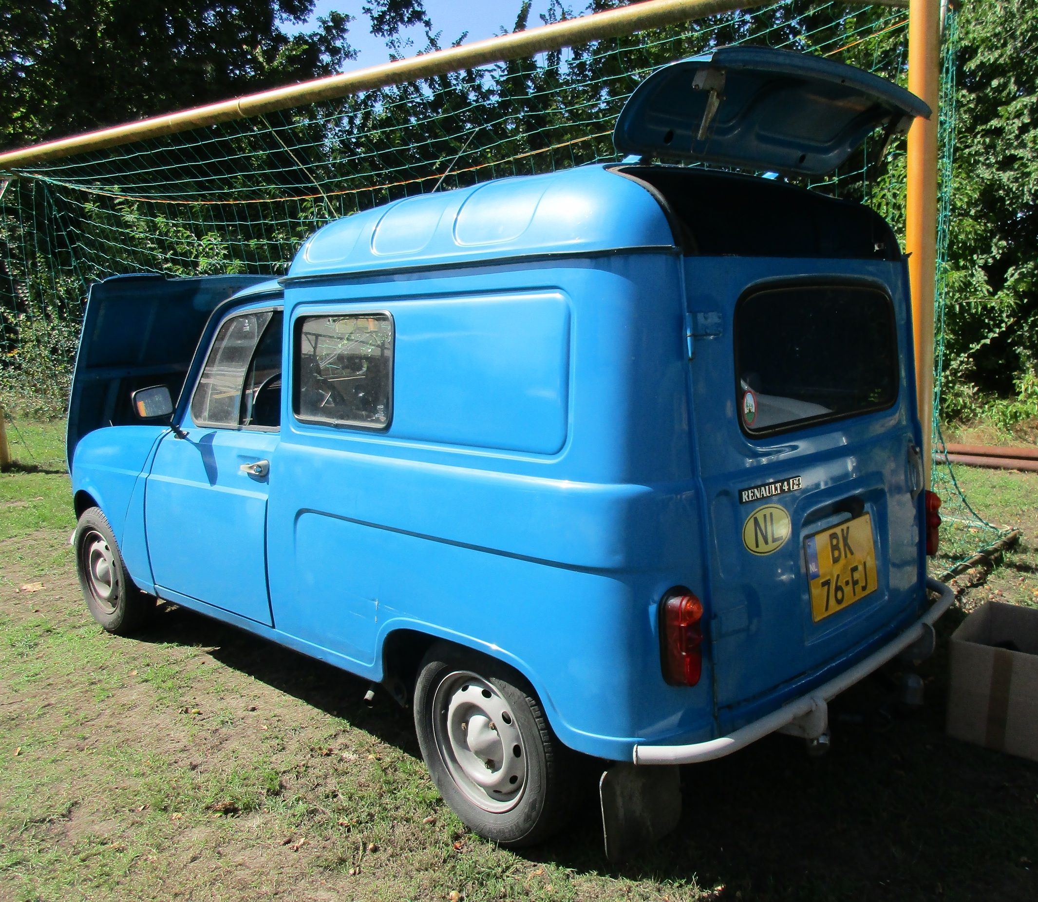 Car Show Outtakes: Four Renault 4 Fourgonnettes 7 Renaultoloog 2025 - 1984 Renault 4 F4 Fourgonnette - 3