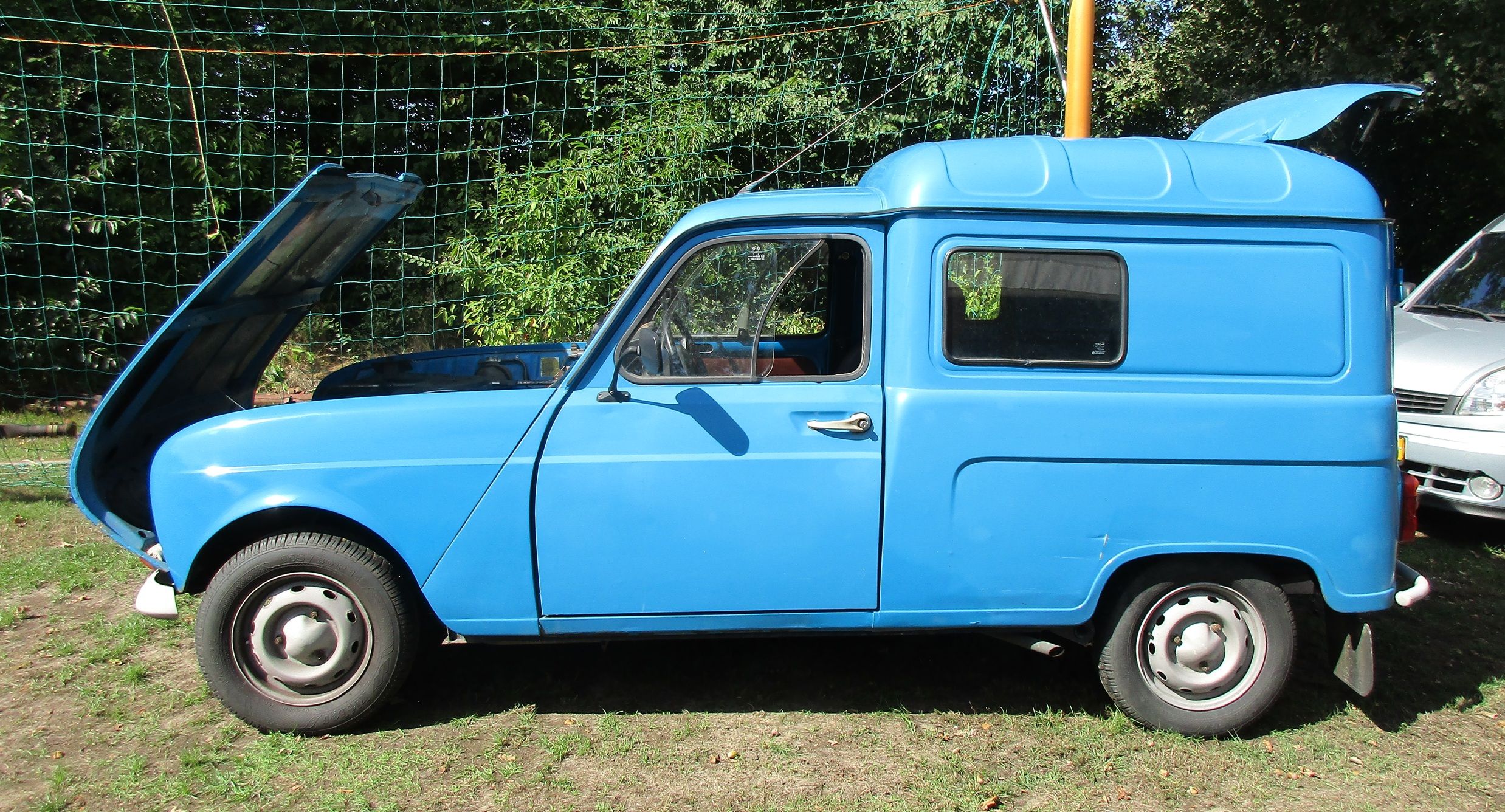 Car Show Outtakes: Four Renault 4 Fourgonnettes 6 Renaultoloog 2025 - 1984 Renault 4 F4 Fourgonnette - 2