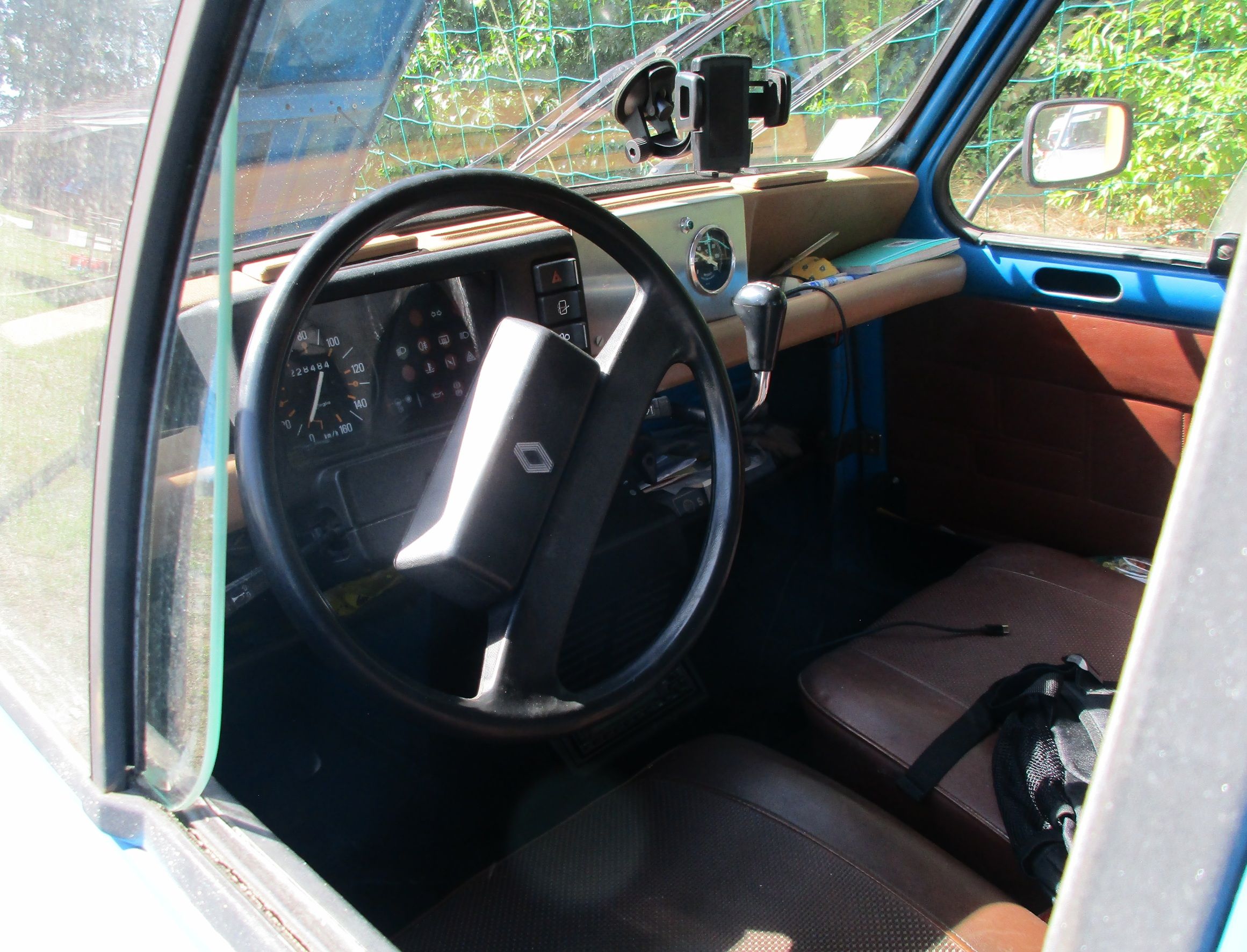 Car Show Outtakes: Four Renault 4 Fourgonnettes 8 Renaultoloog 2025 - 1984 Renault 4 F4 Fourgonnette - interior