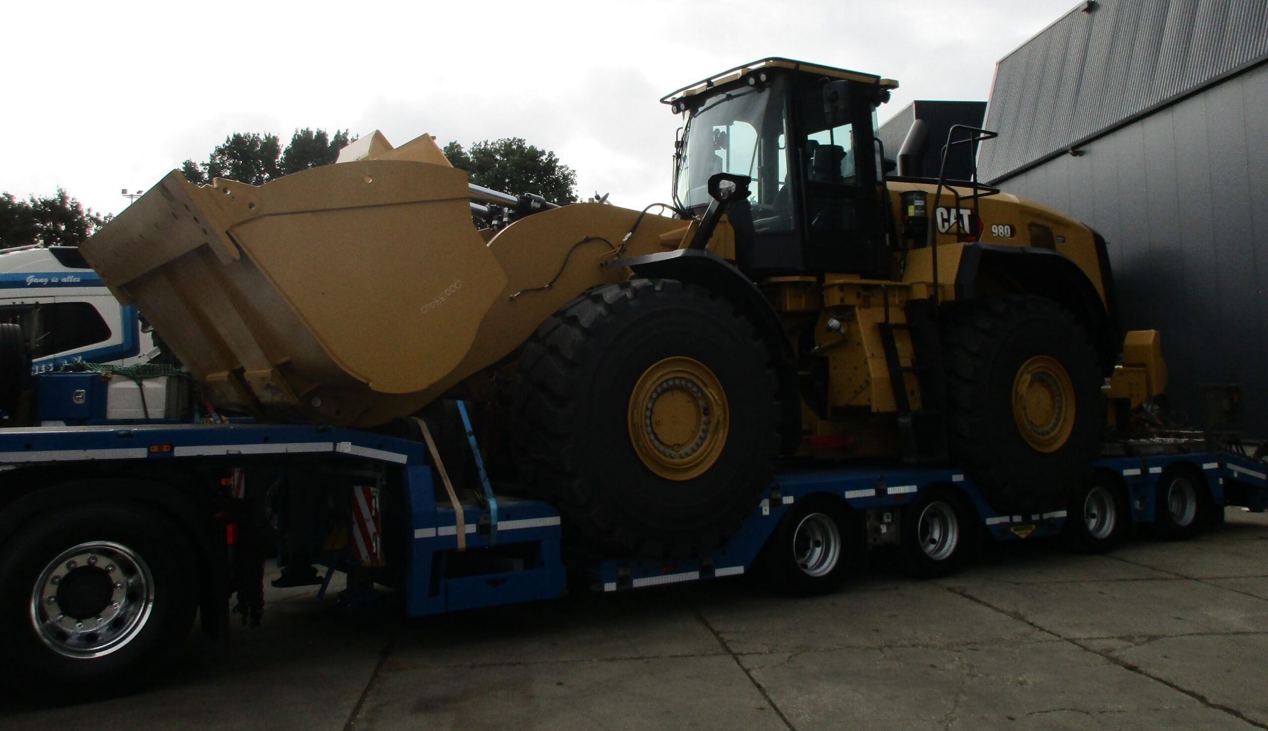 Transportbedrijf Schoones - 2022 Volvo FH 6x2/4 tractor - 2023 Broshuis semi-low loader- Cat 980 wheel loader - 4