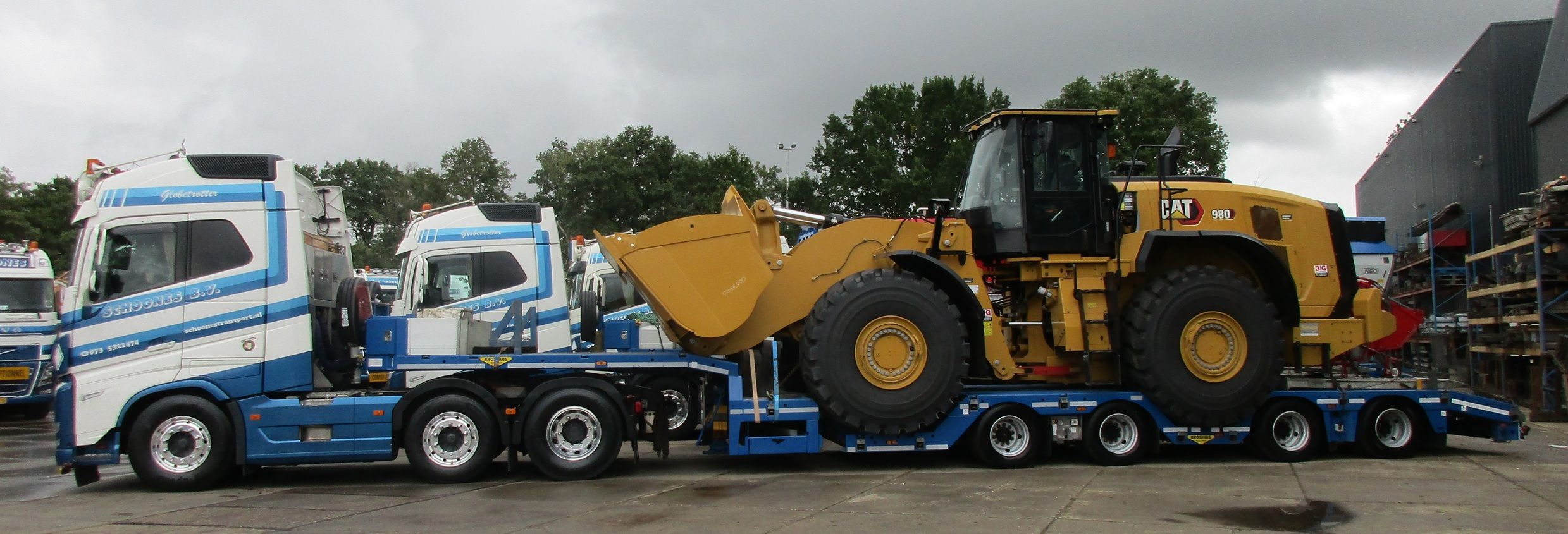 Transportbedrijf Schoones - 2022 Volvo FH 6x2/4 tractor - 2023 Broshuis semi-low loader- Cat 980 wheel loader - 1