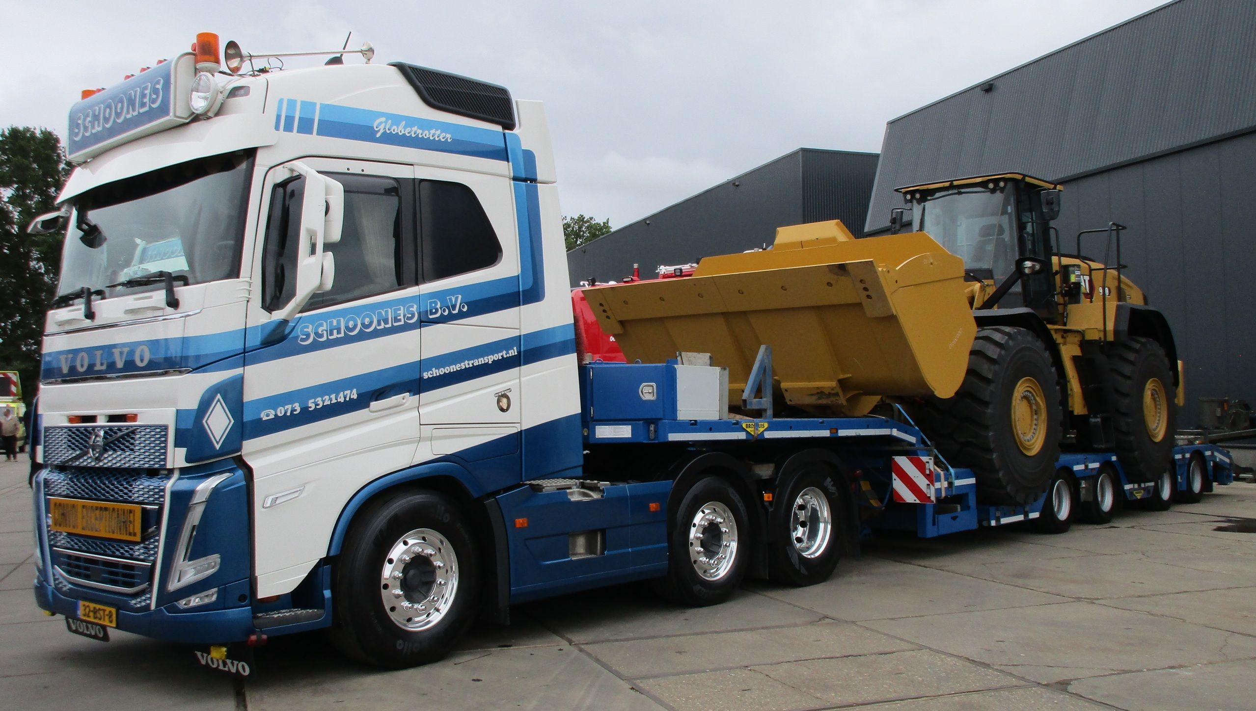 Transportbedrijf Schoones - 2022 Volvo FH 6x2/4 tractor - 2023 Broshuis semi-low loader- Cat 980 wheel loader - 3