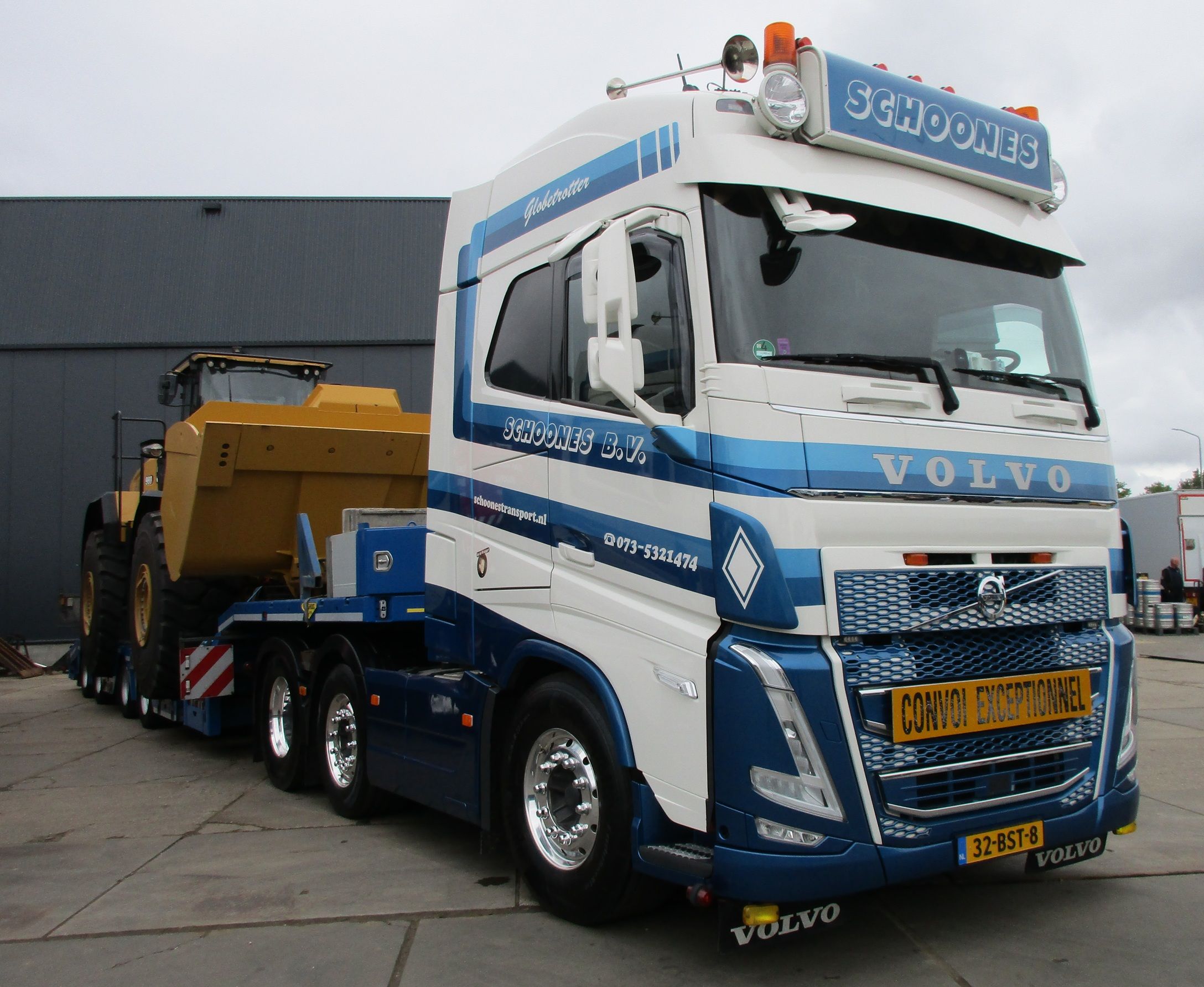 Transportbedrijf Schoones - 2022 Volvo FH 6x2/4 tractor - 2023 Broshuis semi-low loader- Cat 980 wheel loader - 2