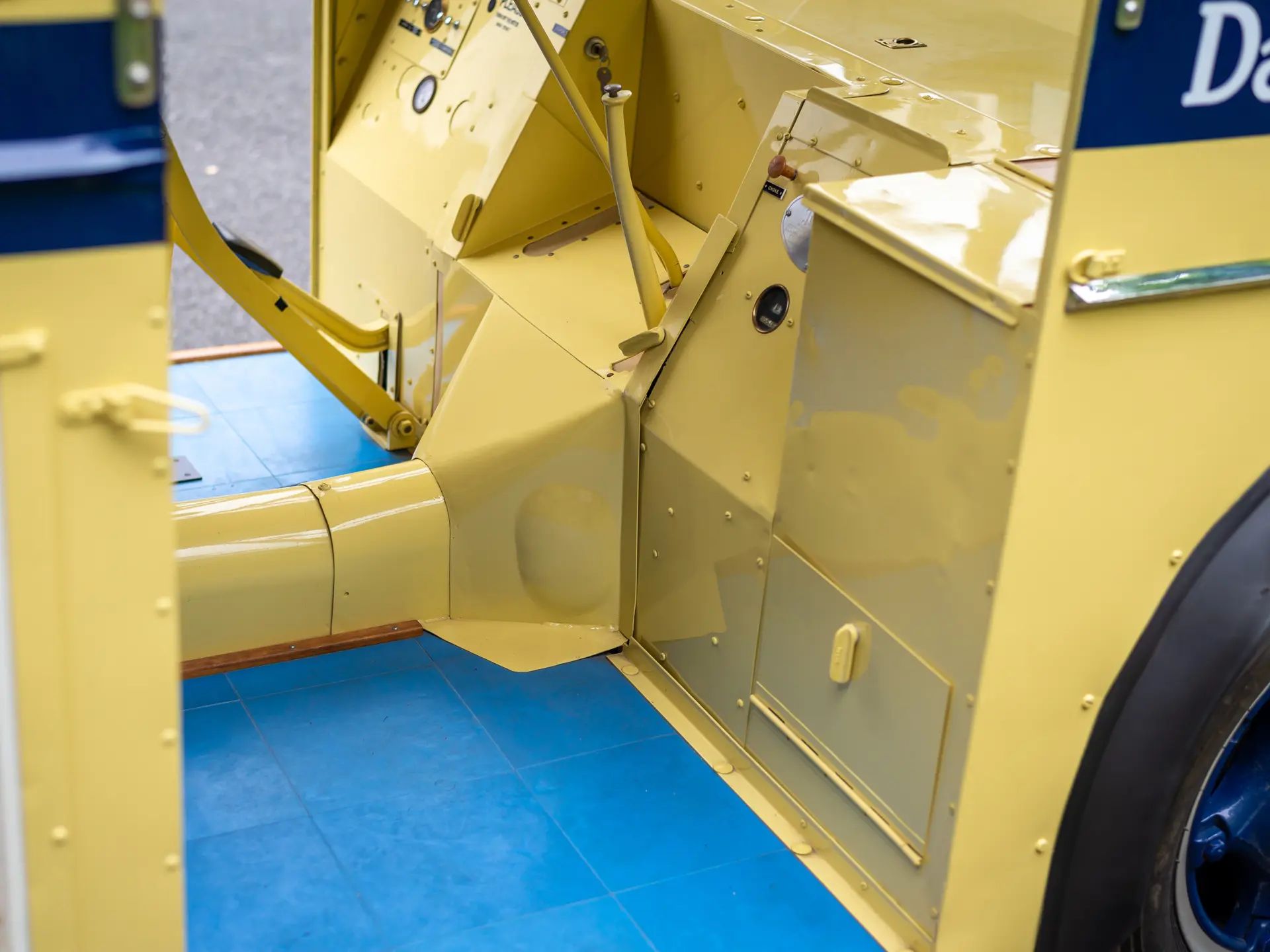 Helms Bakeries & The Twin Coach Delivery Unit: These Clever Compact Vans Used To Be "Daily At Your Door" 12 Floor and driveshaft tunnel of a 1936 Twin Coach Delivery Unit