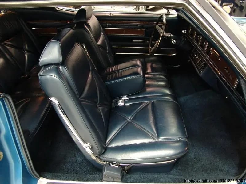 Front seat of a 1971 Lincoln Mark III, seen from the right