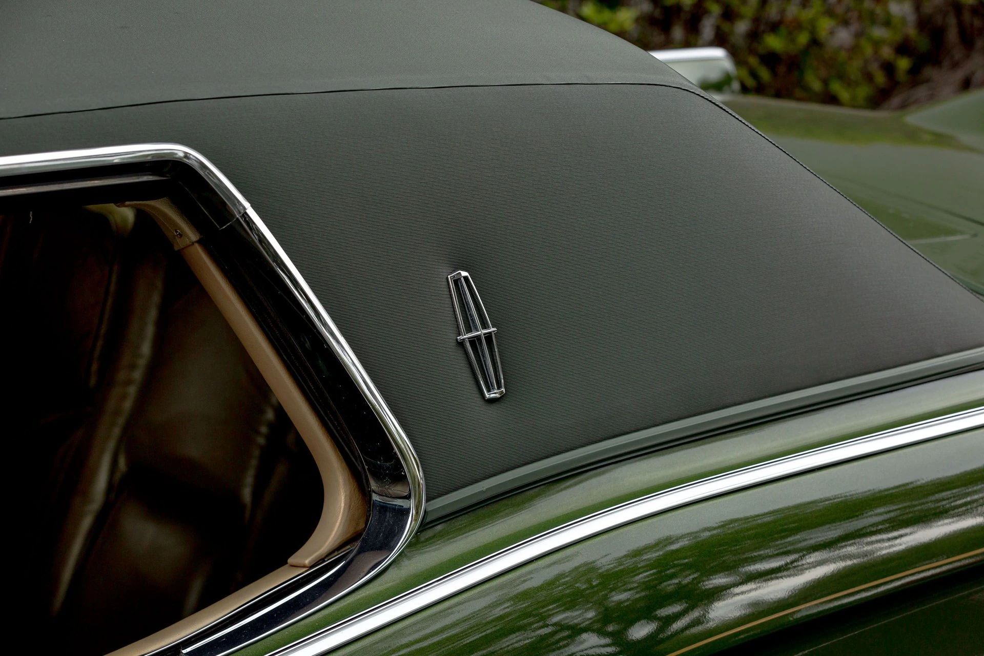 Vinyl roof on a green 1971 Mark III
