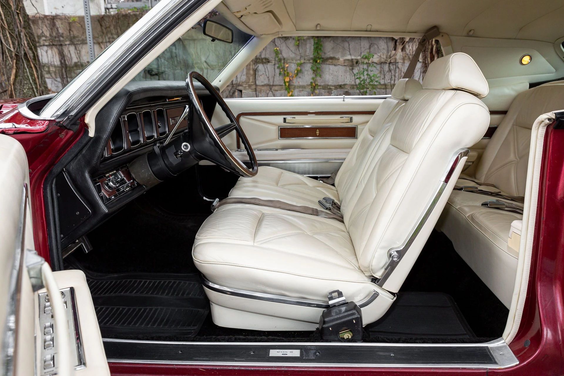 Front seat of a 1971 Lincoln Mark III