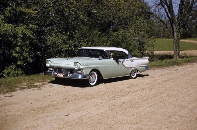 Classic Fords In Their Prime: Vintage Photos From The 1950s 13 Captura de pantalla 2025 01 04 20.31.54
