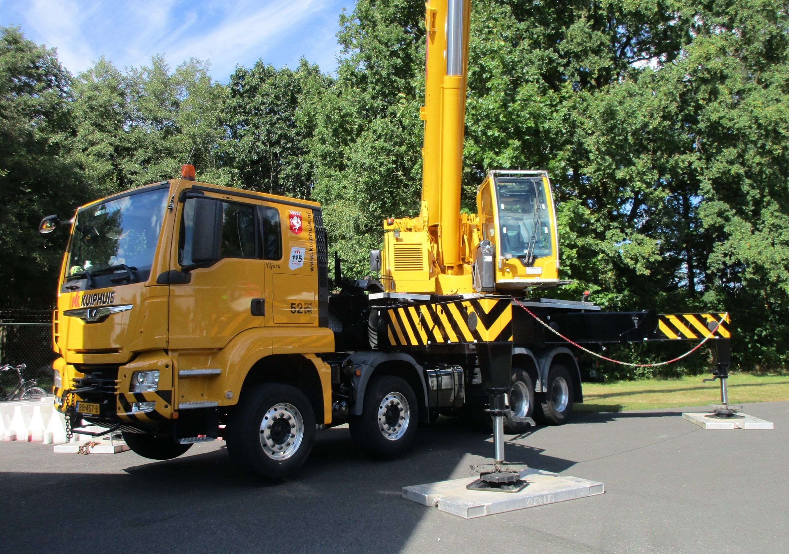 Truck (And Tractor) Carriers Of The Day: Two Loads Of 2025 Scanias 10 Kuiphuis - MAN TGS 8x4 with a Liebherr telescopic crane