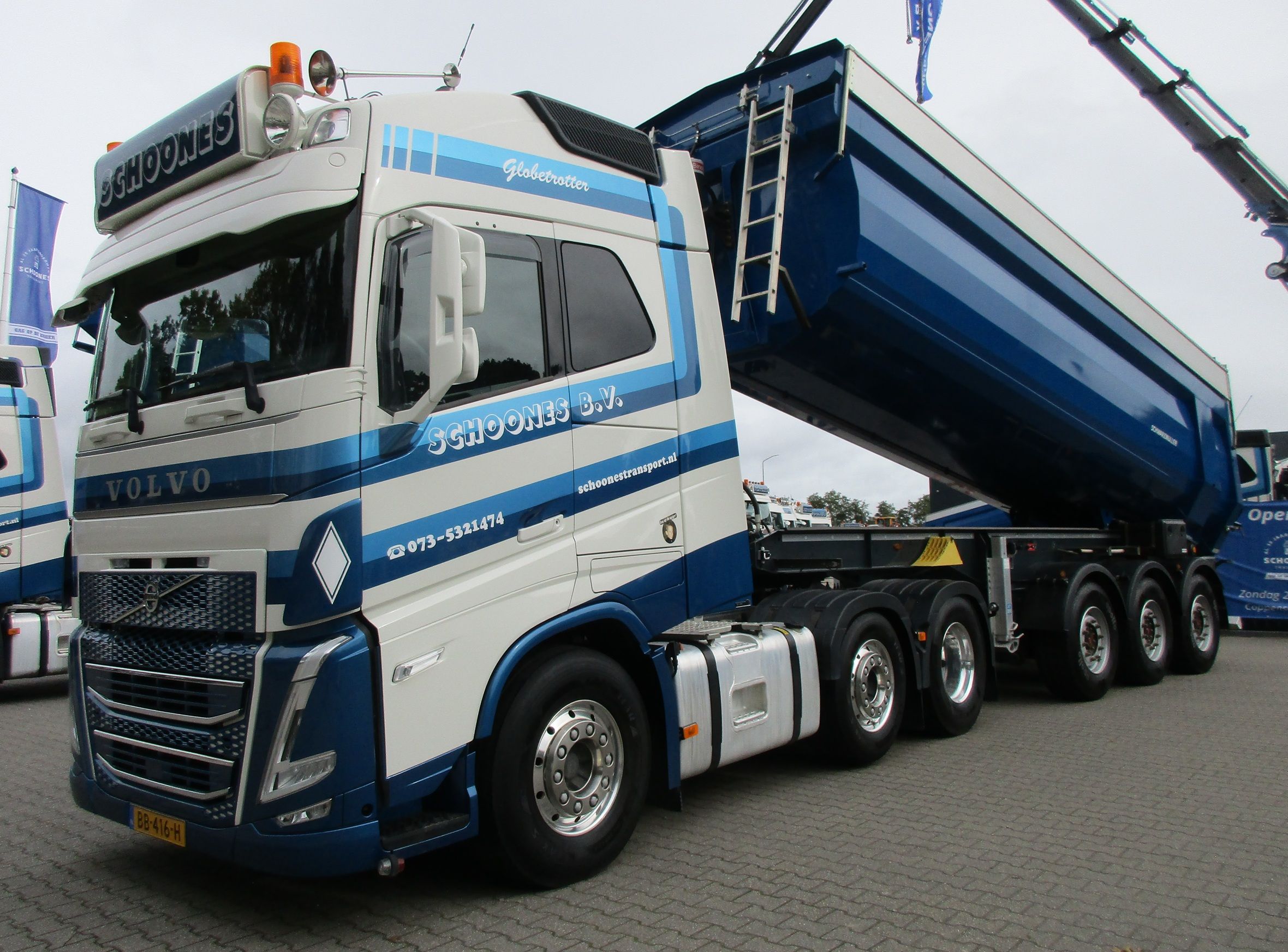 Transportbedrijf Schoones - 2022 Volvo FH Globetrotter 6x2/4 tractor - 2023 Schwarzmüller end dump semi-trailer - 1