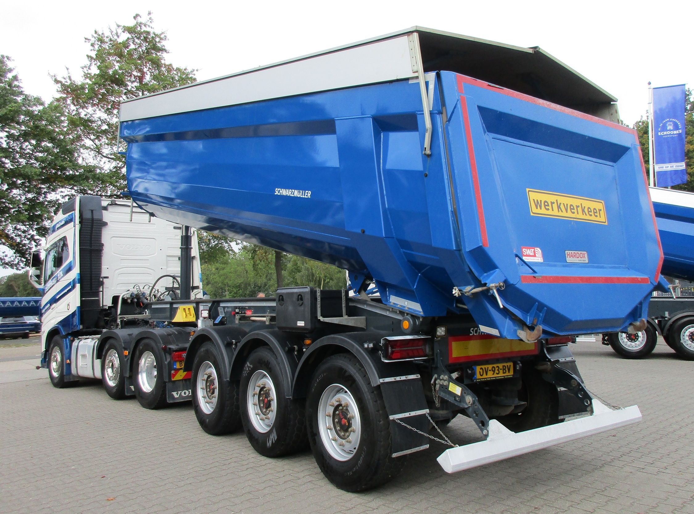 Transportbedrijf Schoones - 2022 Volvo FH Globetrotter 6x2/4 tractor - 2023 Schwarzmüller end dump semi-trailer - 2