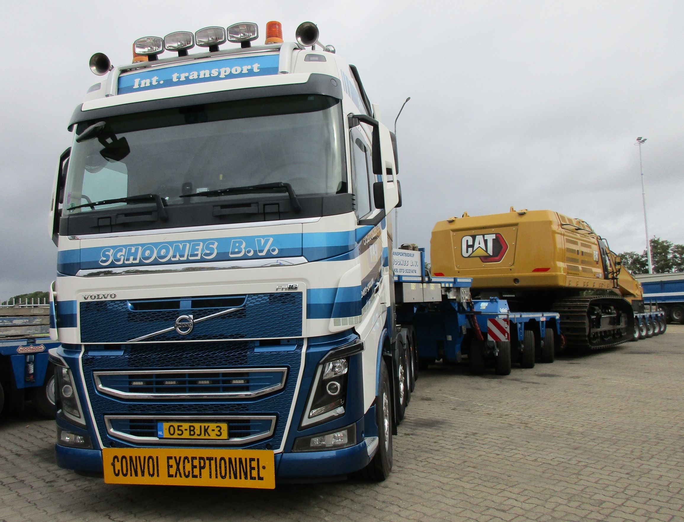 Transportbedrijf Schoones - 2017 Volvo FH16-750 10x4/*6 tractor - 2019 Nooteboom 3-bed-5 low loader - Cat 395 long reach excavator - 1