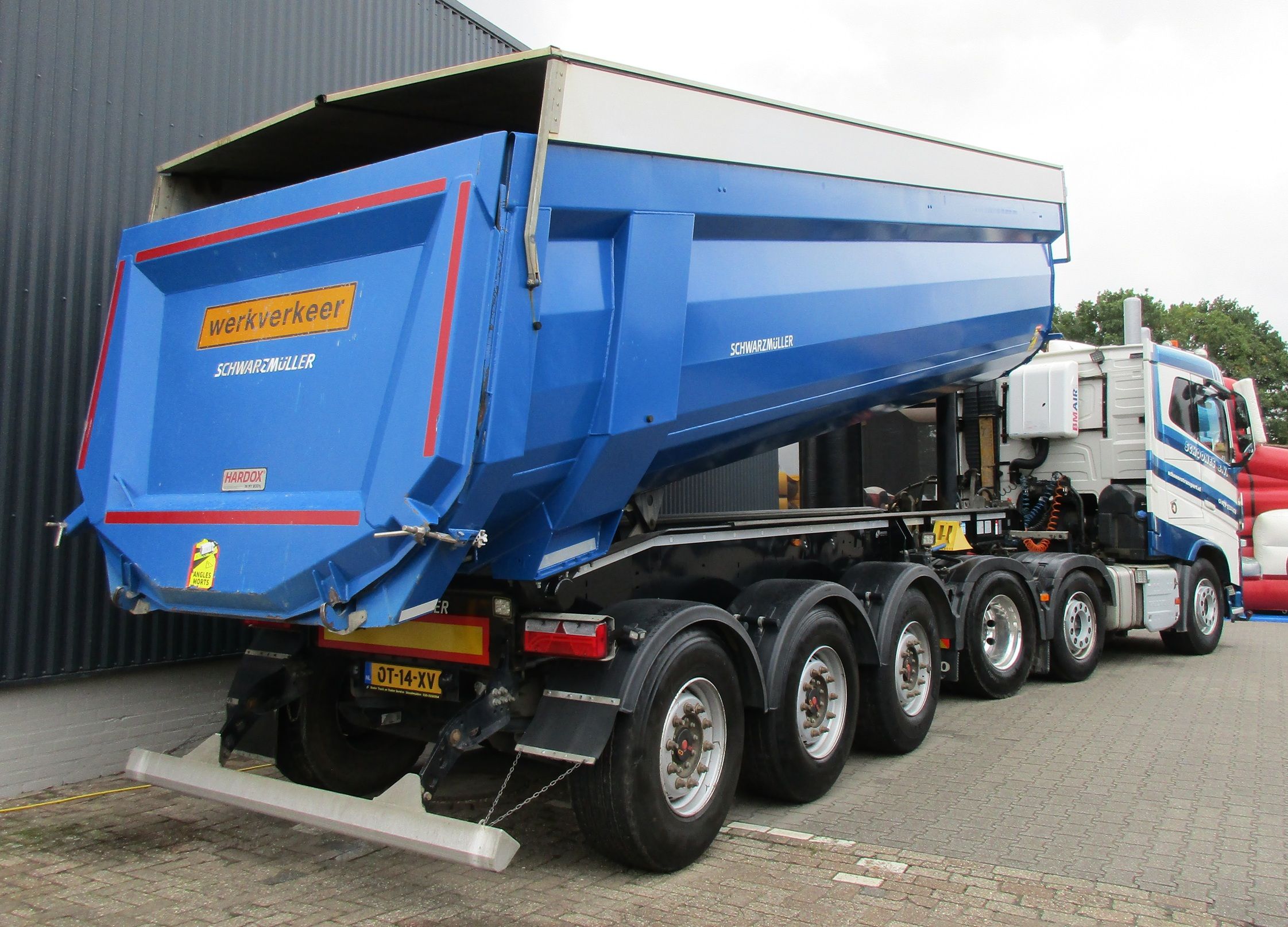 Transportbedrijf Schoones - 2017 Volvo FH 6x2/4 tractor - 2023 Schwarzmüller end dump semi-trailer - 2