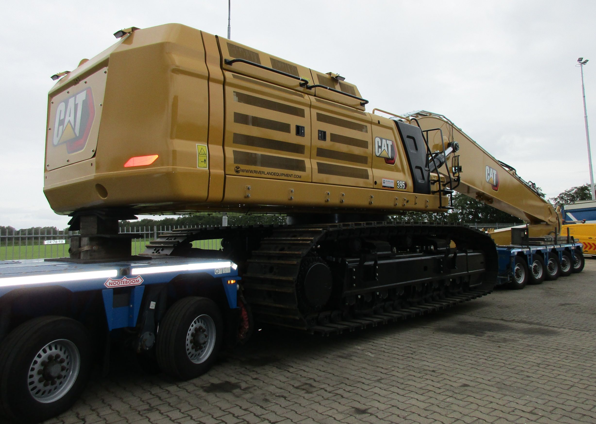 Transportbedrijf Schoones - 2017 Volvo FH16-750 10x4/*6 tractor - 2019 Nooteboom 3-bed-5 low loader - Cat 395 long reach excavator - 6