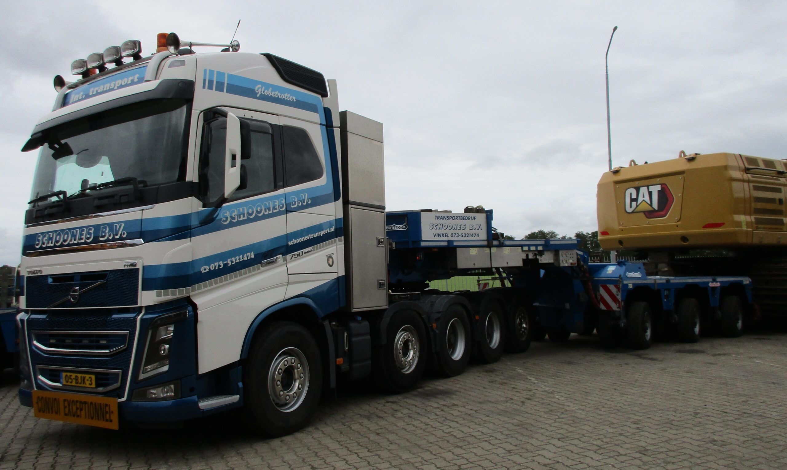 Transportbedrijf Schoones - 2017 Volvo FH16-750 10x4/*6 tractor - 2019 Nooteboom 3-bed-5 low loader - Cat 395 long reach excavator - 3