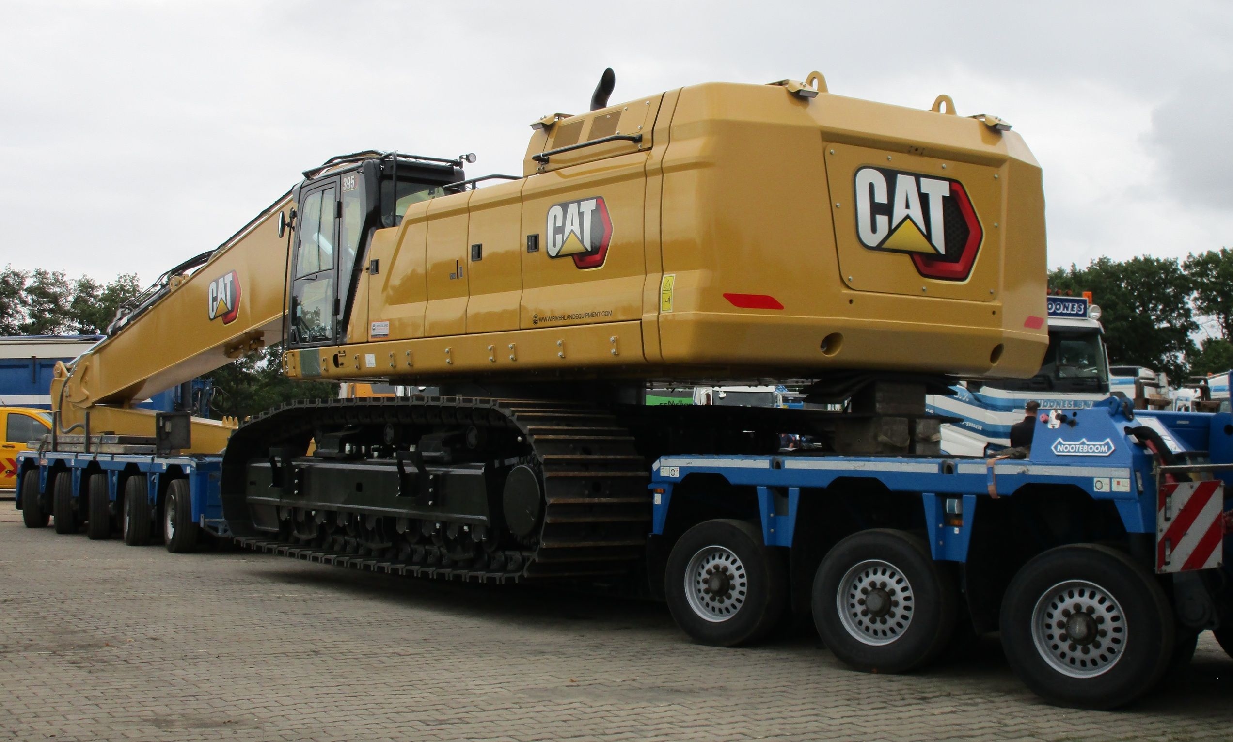 Transportbedrijf Schoones - 2017 Volvo FH16-750 10x4/*6 tractor - 2019 Nooteboom 3-bed-5 low loader - Cat 395 long reach excavator - 7