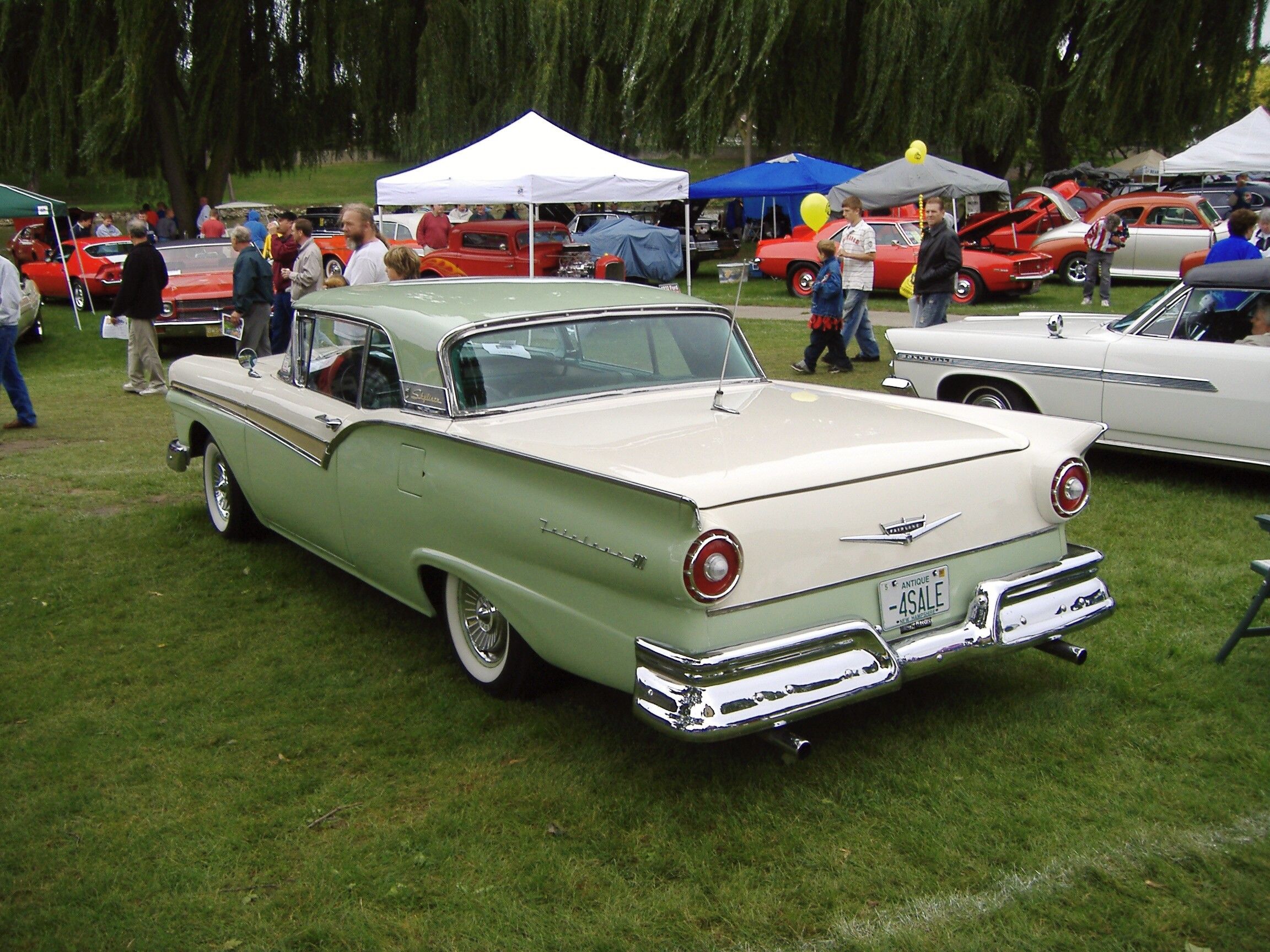 Picture of green-and-white 1959 Ford Fairlane 500 Skyliner at a car show