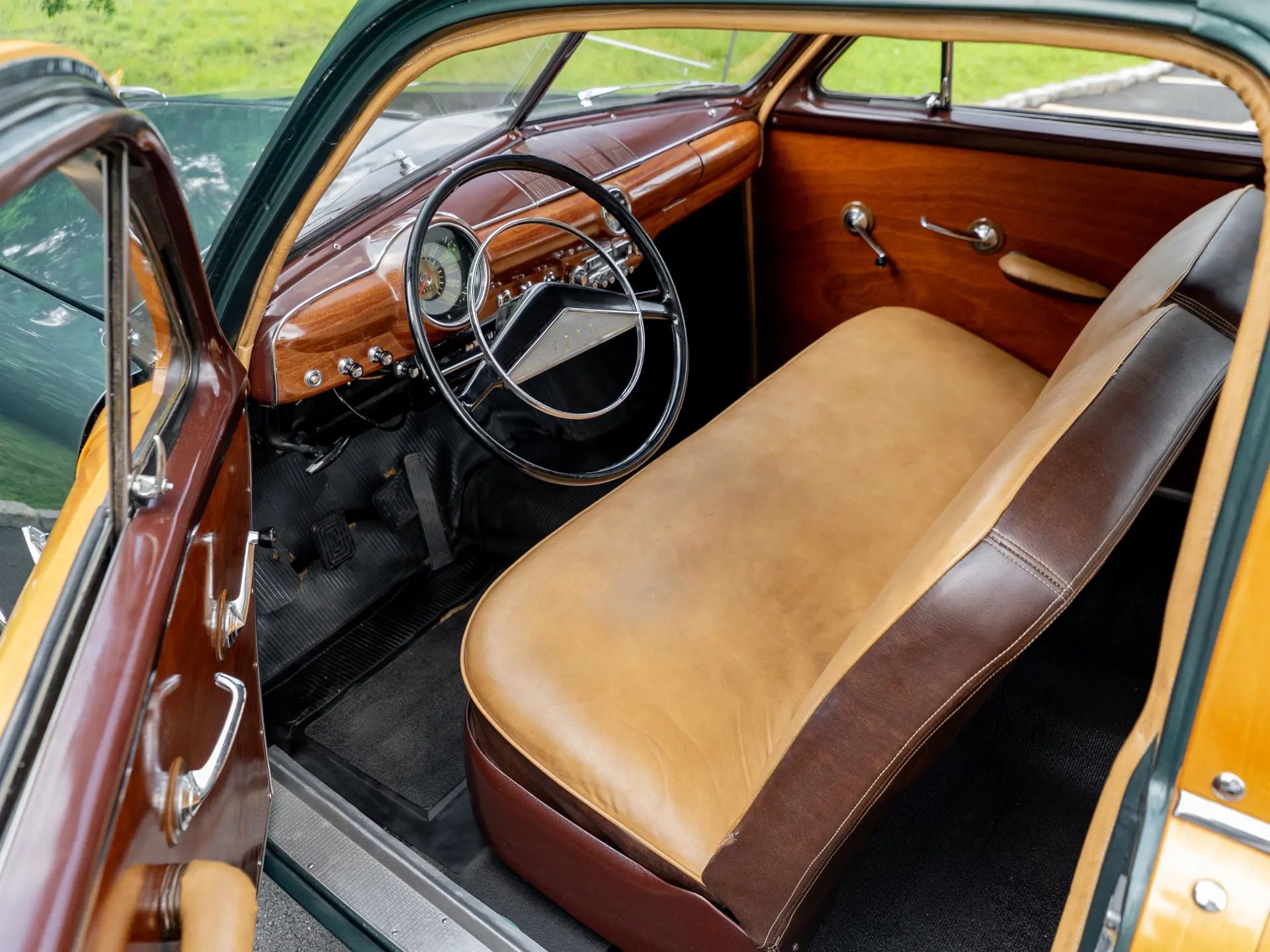 Front seat and dashboard of a 1951 Ford Country Squire, viewed from the left