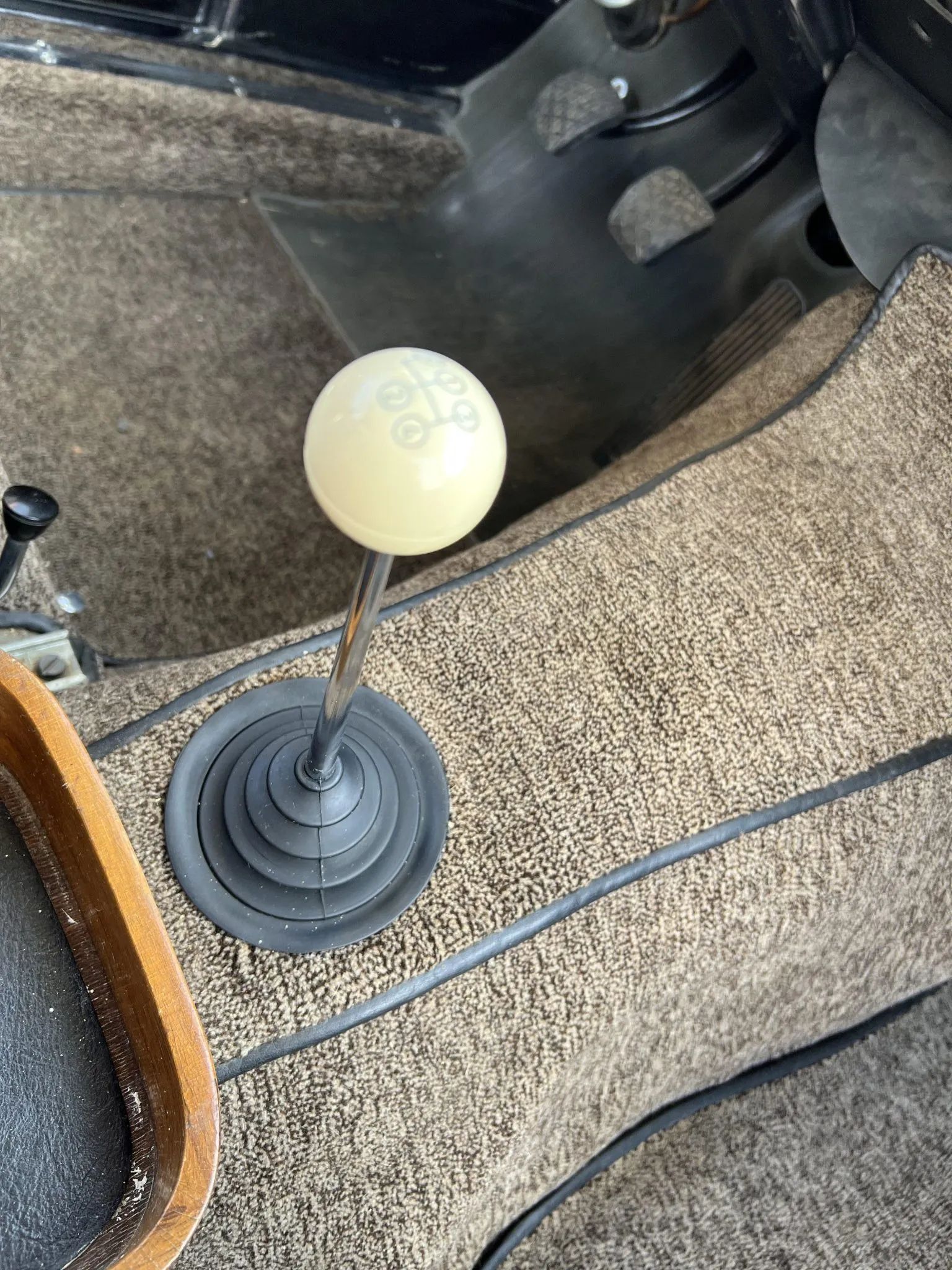 Floor shifter in a Mercedes 220SE coupe