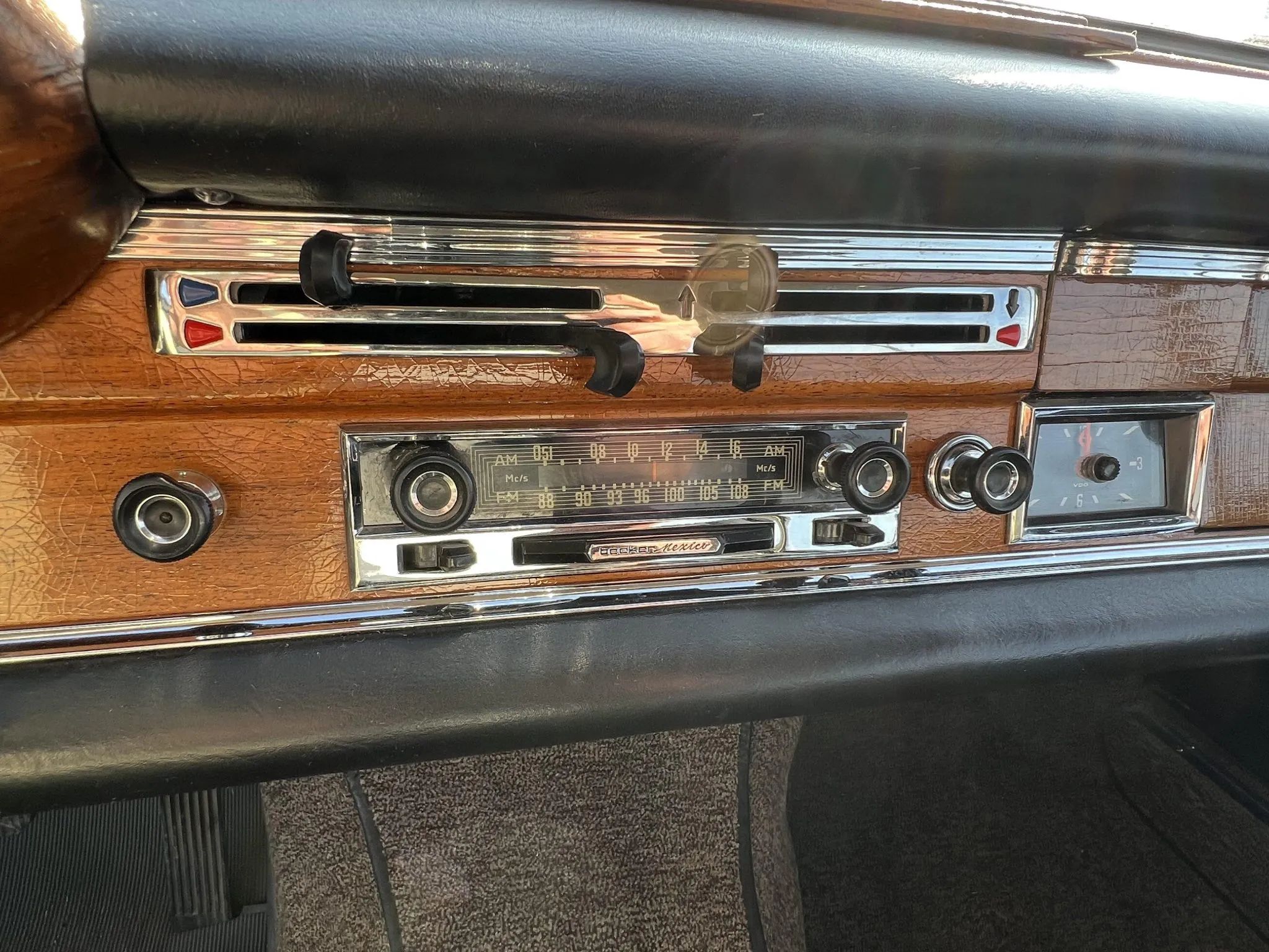 Center dashboard of a 1962 Mercedes 220SE coupe