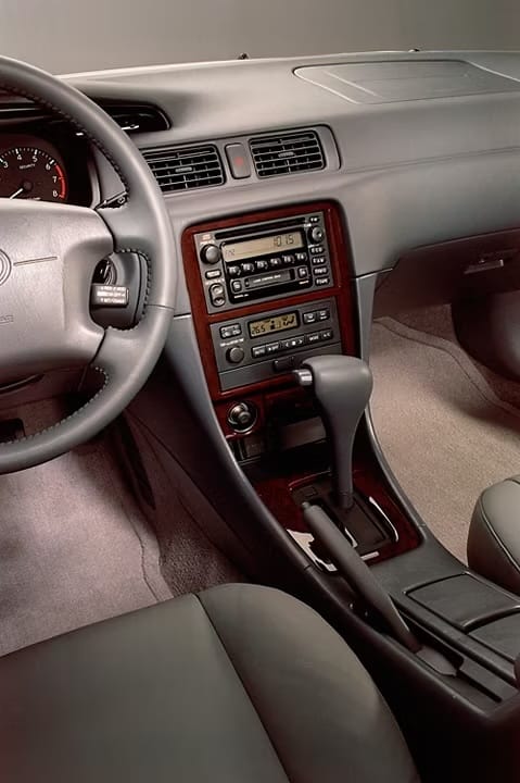 My 2001 Toyota Camry: Life With a Trusty Family Hauler 3 2000 Toyota Camry console with radiocd