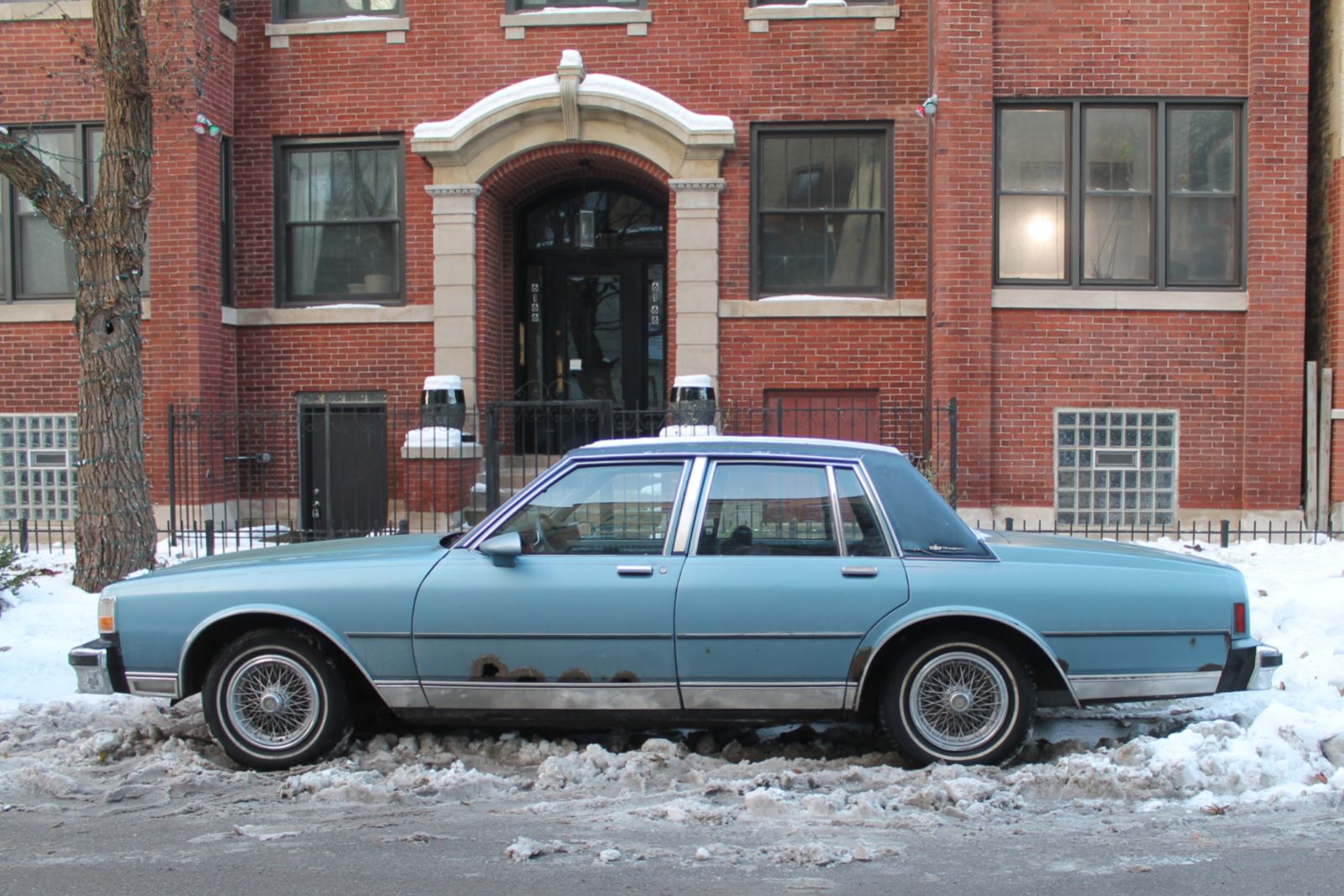 Curbside Musings: 1989 Chevrolet Caprice Classic Brougham – Boxes 3 1989 Chevrolet Caprice Classic Brougham. Edgewater, Chicago, Illinois. Tuesday, December 9, 2025.
