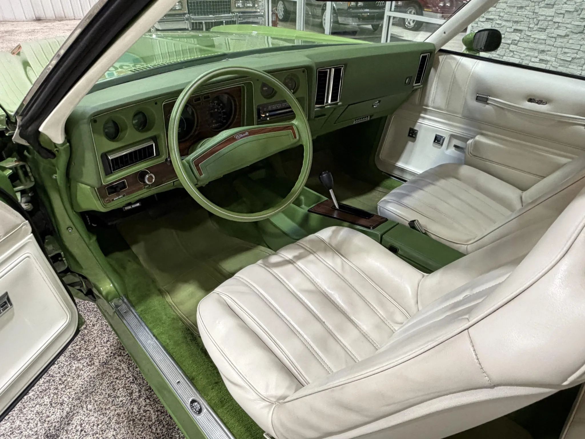 Image of White and Green interior in 1976 Chevrolet Monte Carlo